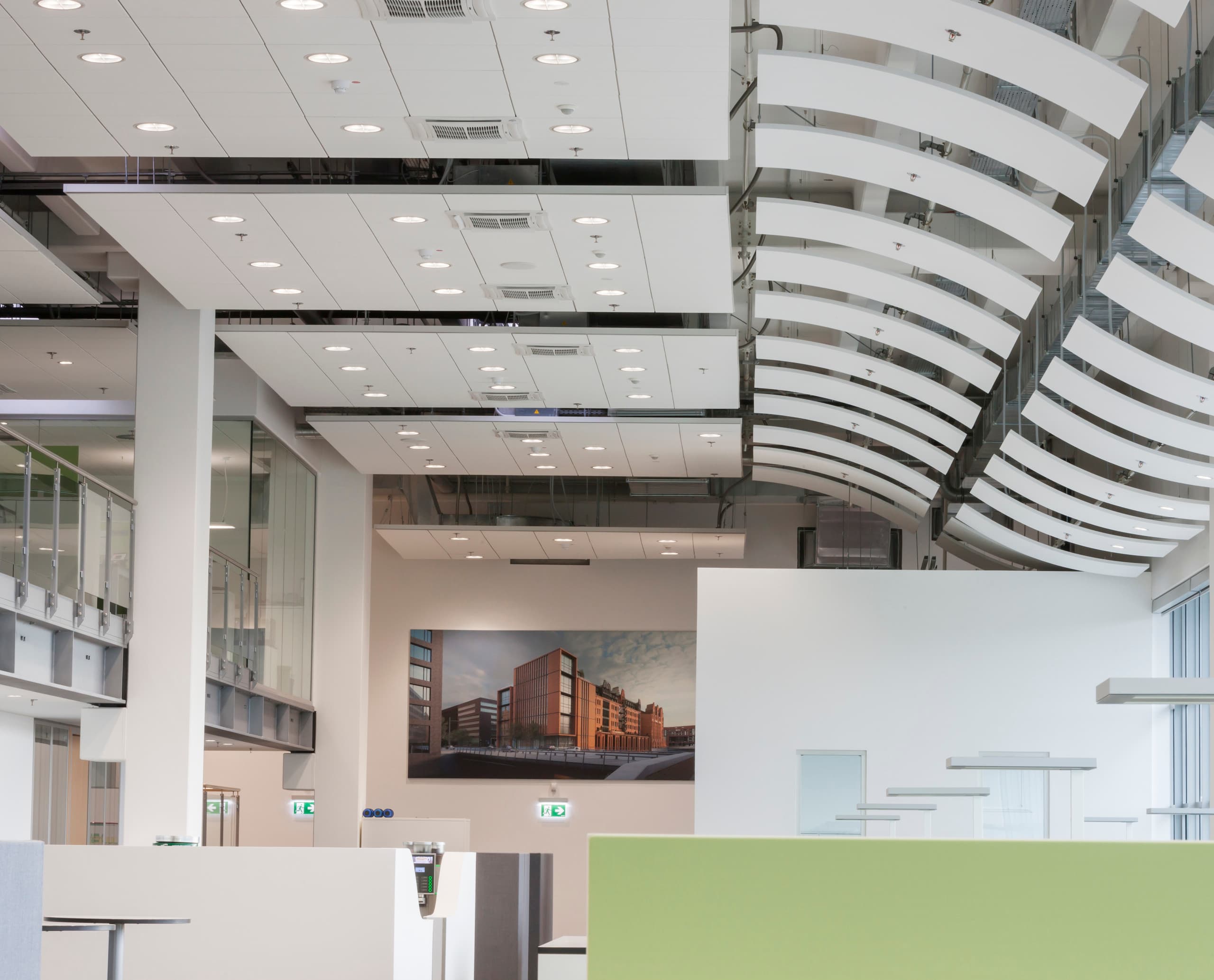 ERCO Downlights in einem modernen Büro von Gebrüder Heinemann, die effiziente LED-Technologie für hohen Sehkomfort bieten.