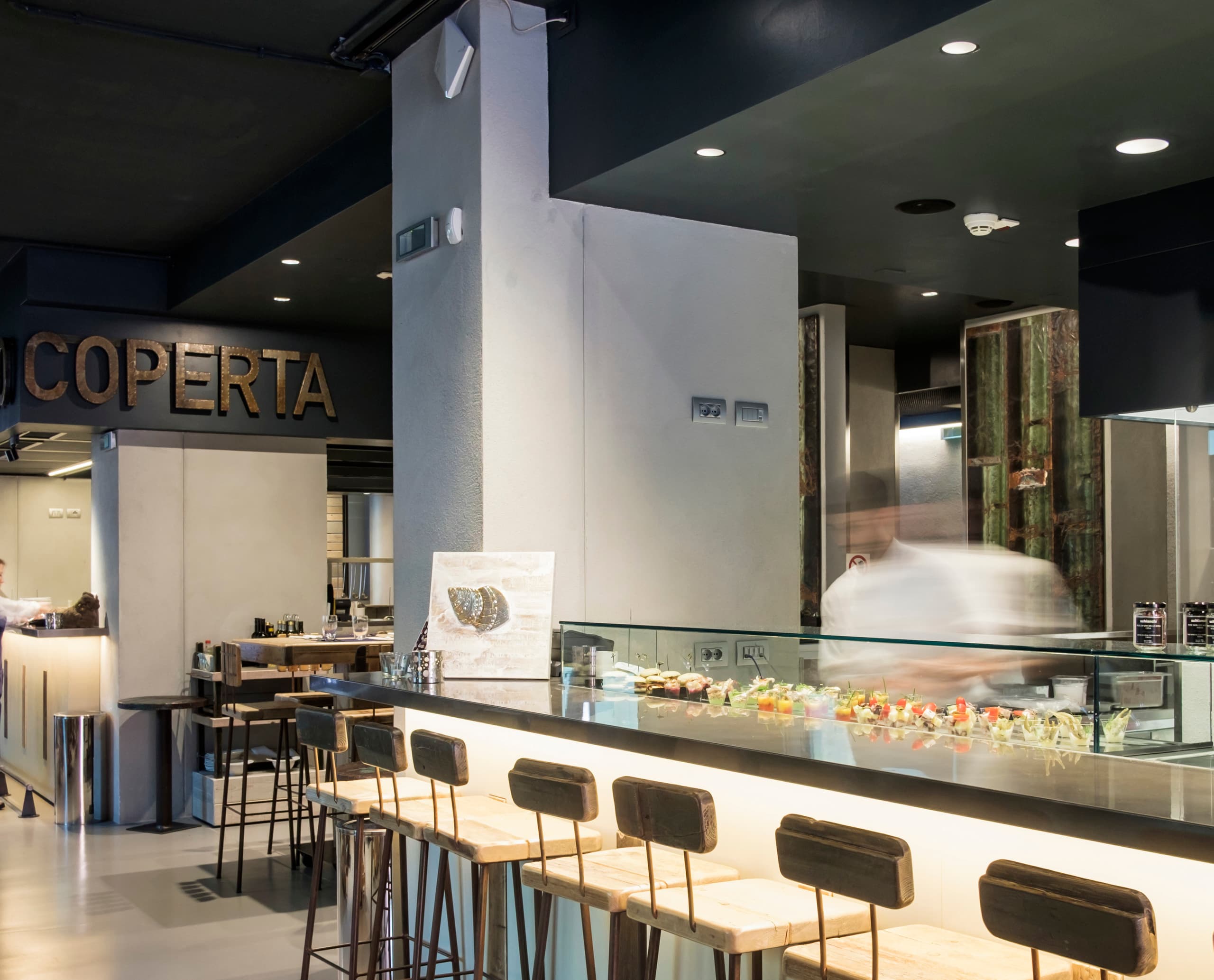 Fiorital Feinkostladen in Padua, beleuchtet mit ERCO LED-Leuchten für eine ansprechende Warenpräsentation.