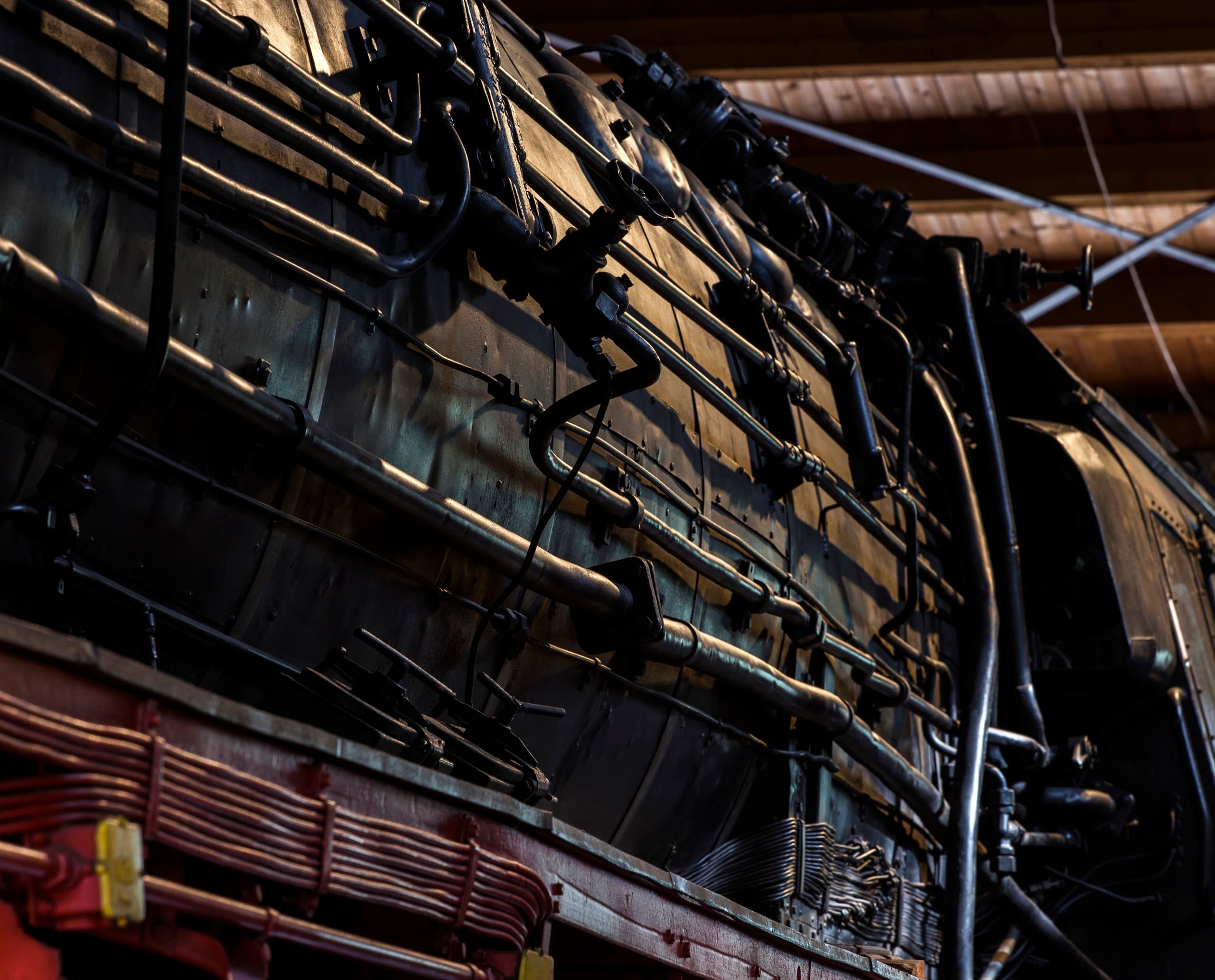Detailaufnahme einer Dampflokomotive im Deutschen Technikmuseum, beleuchtet mit ERCO LED-Strahlern.