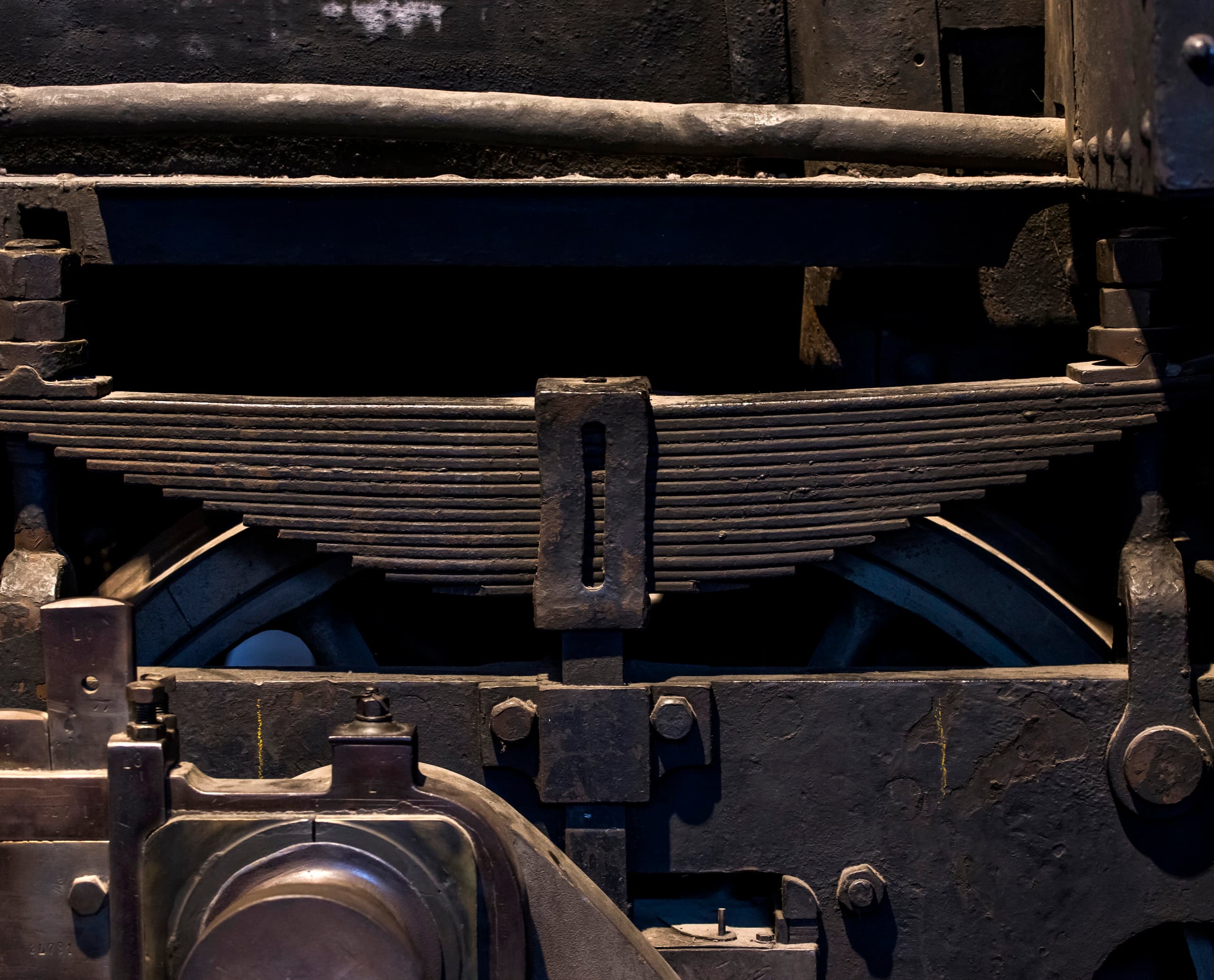 Detailaufnahme der Blattfederung einer Dampflokomotive im Deutschen Technikmuseum Berlin.