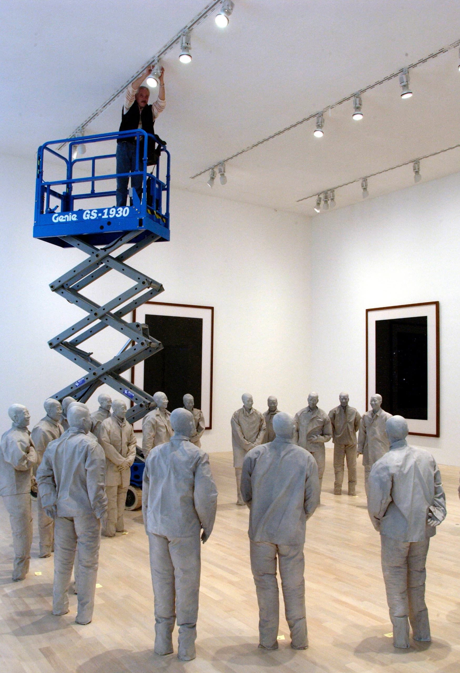 Ein Arbeiter justiert ERCO Eclipse Strahler in der K21 Kunstgalerie, um die Kunstwerke optimal zu beleuchten.