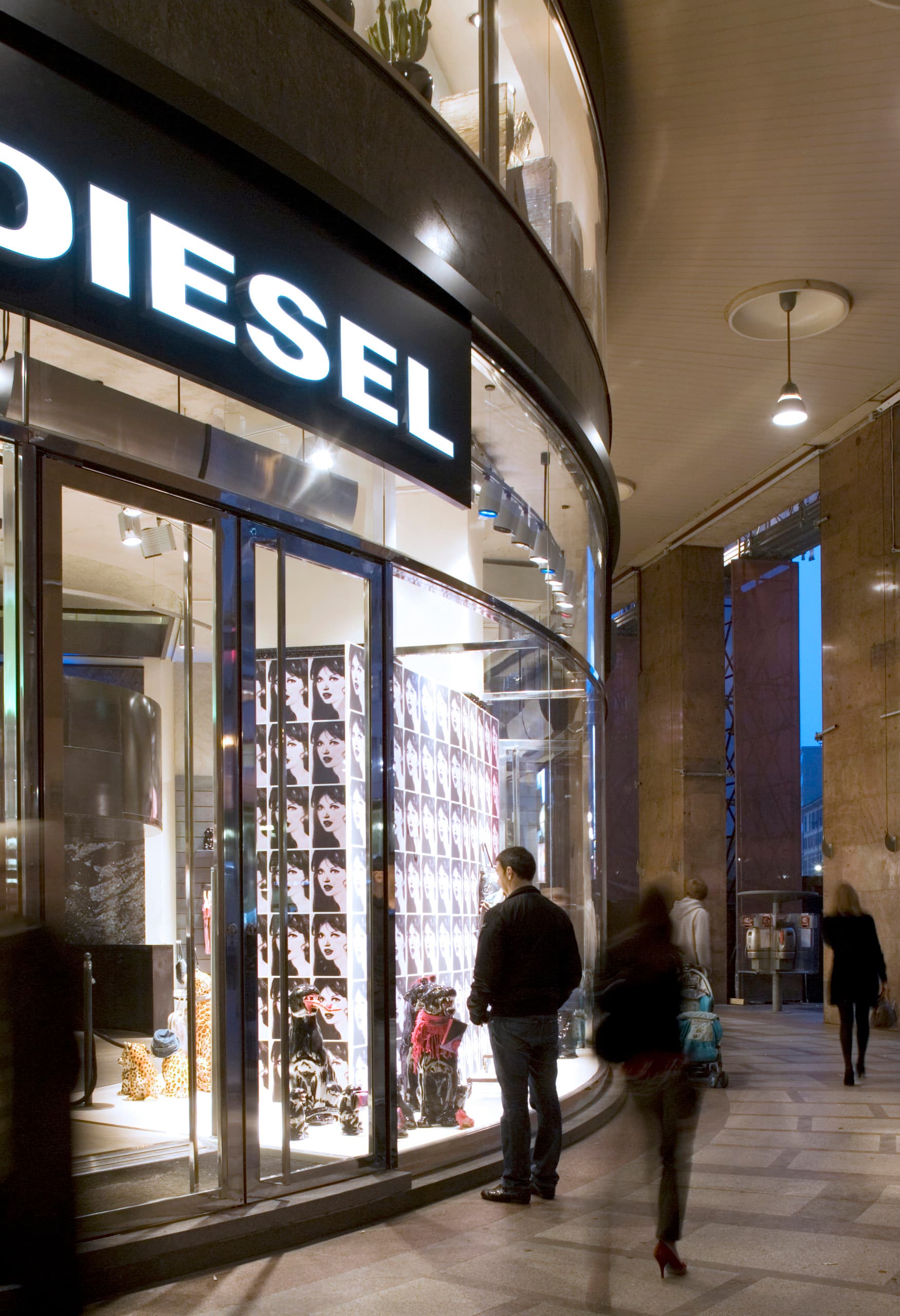 Diesel Flagship Store in Mailand mit moderner Ladenbeleuchtung von ERCO.