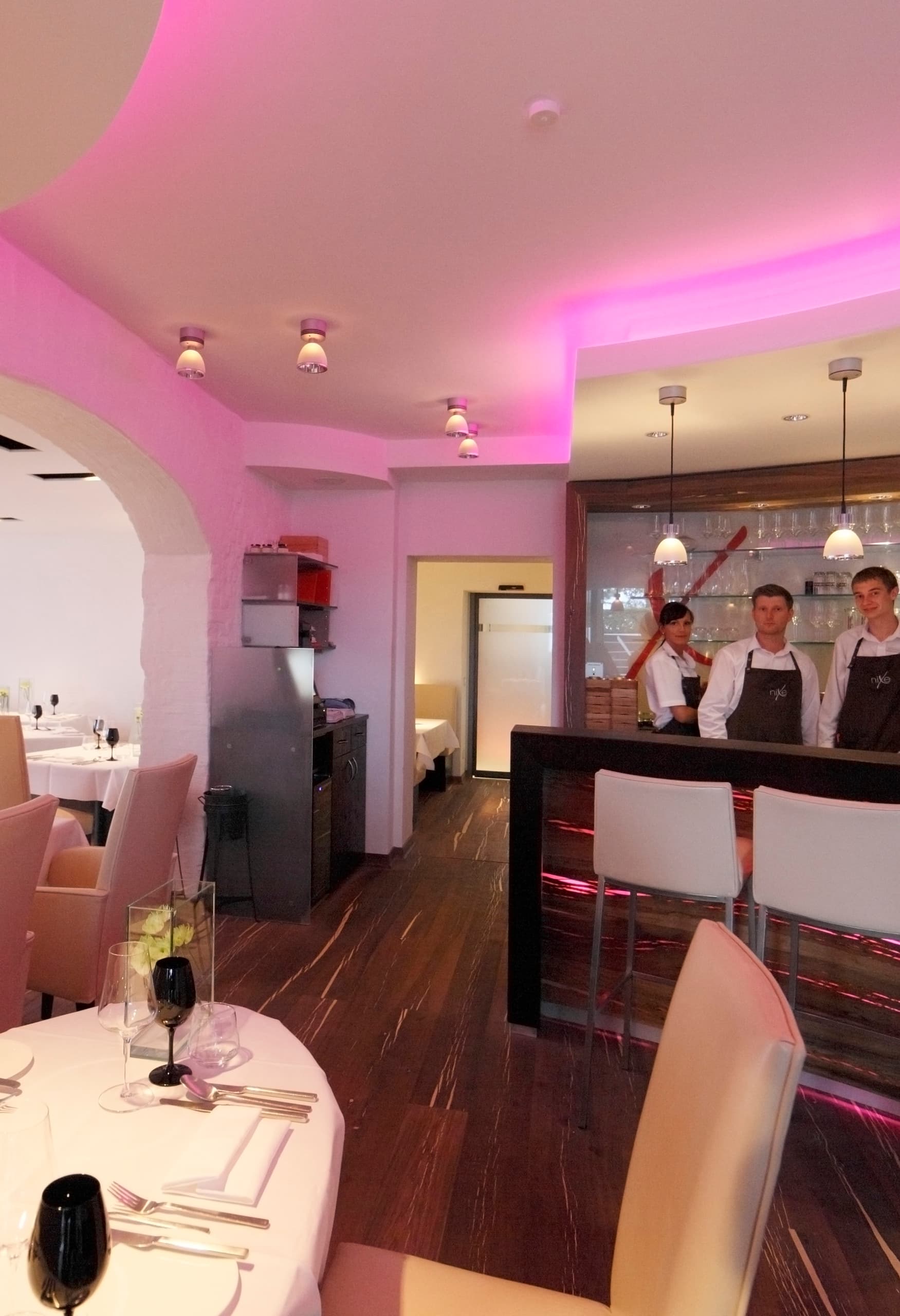 Innenansicht des Hotel Nixe Restaurants mit ERCO Beleuchtung und Personal hinter der Bar.