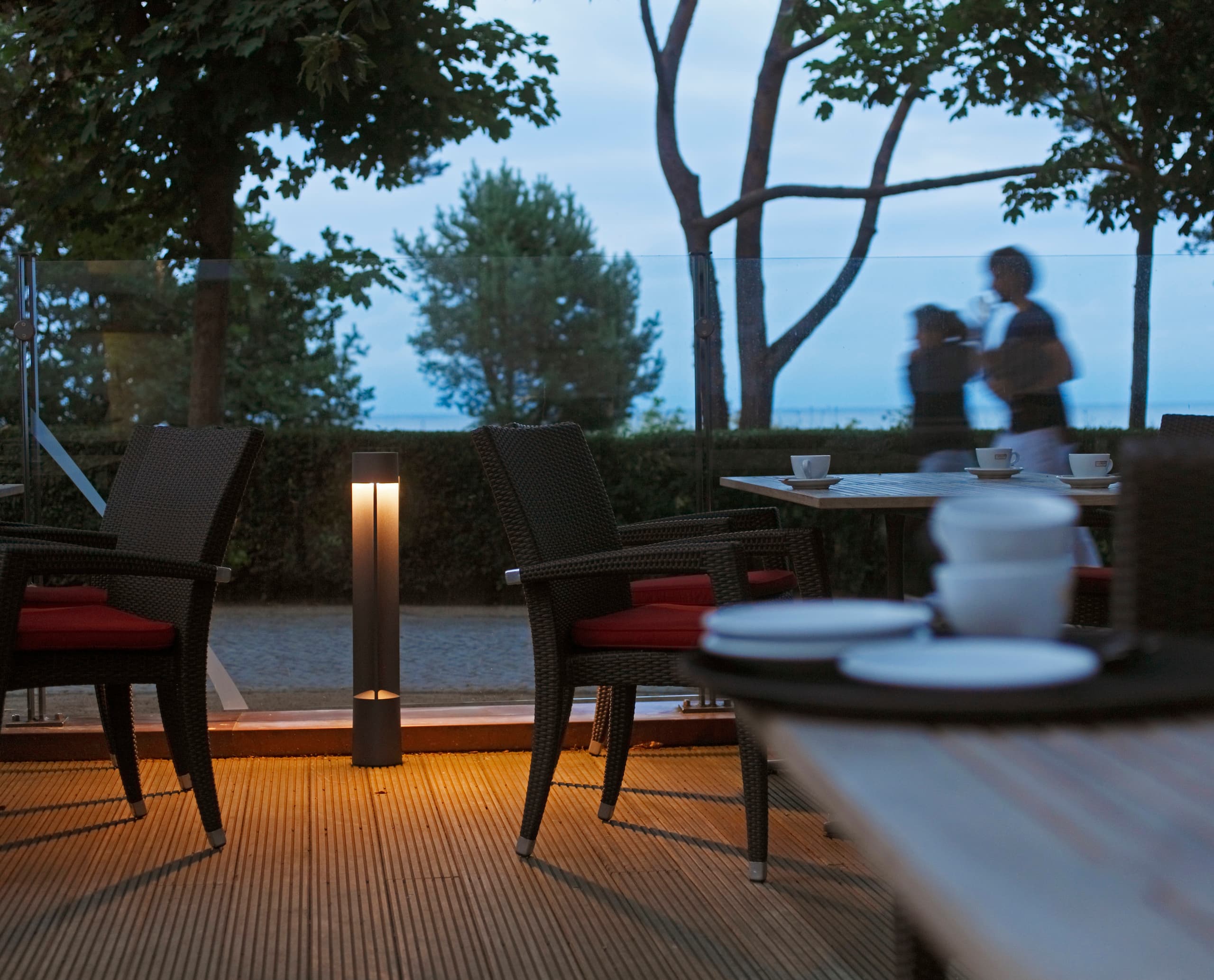 Midipoll Pollerleuchte von ERCO beleuchtet die Terrasse des Hotel Nixe in Binz.