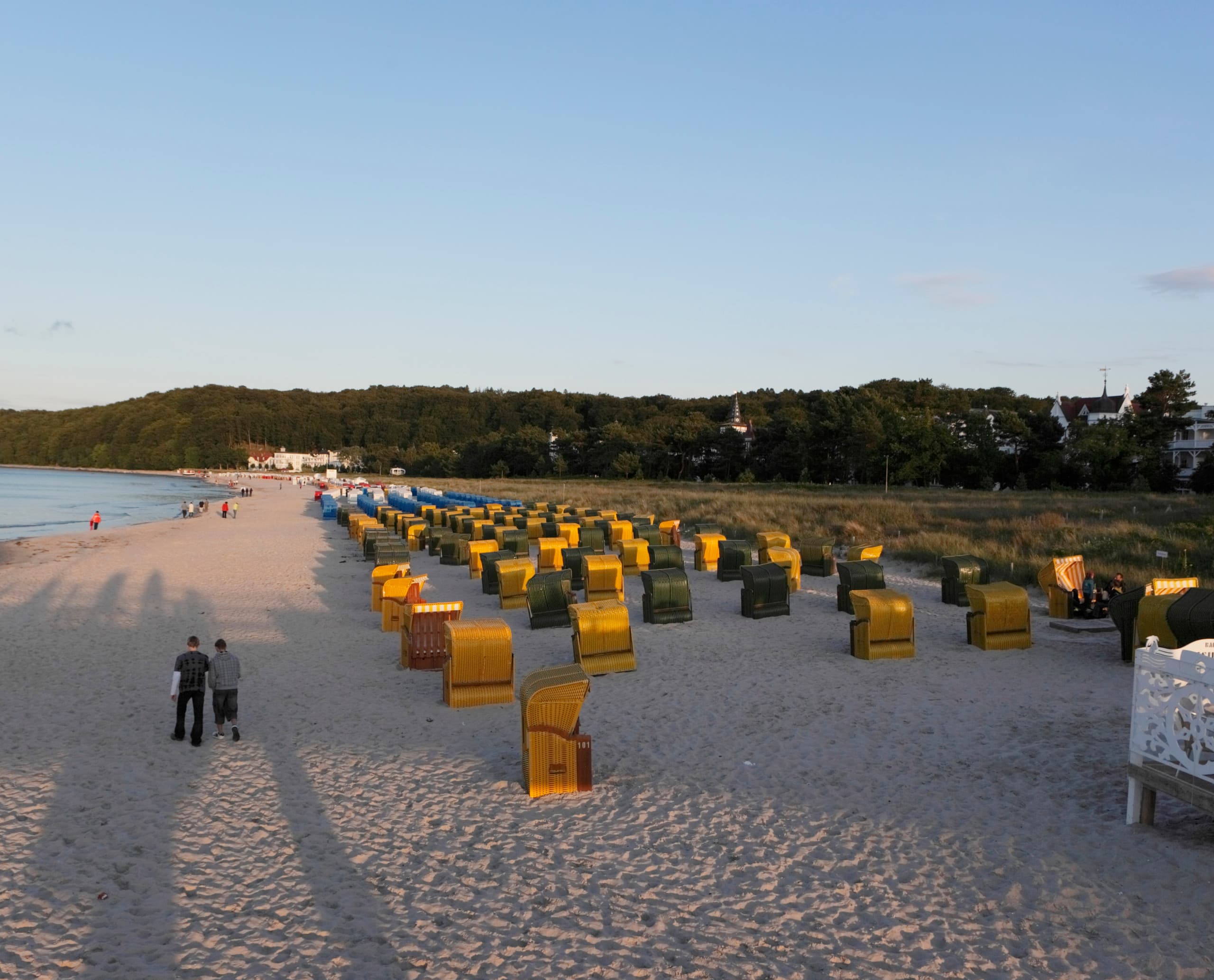 Strandkörbe am Strand von Binz, beleuchtet durch ERCO Lichtlösungen im Hotel Nixe.