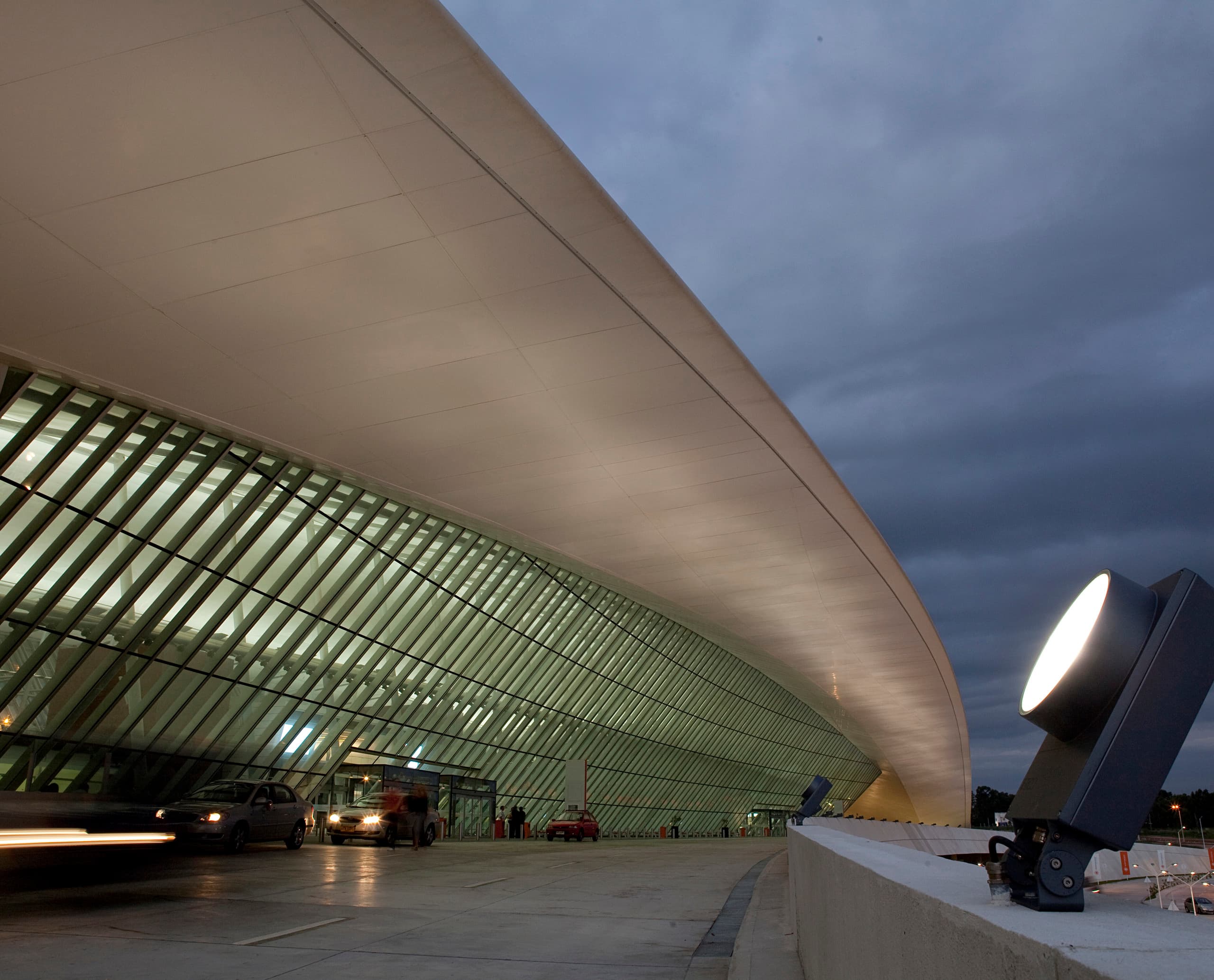 Carrasco International Airport bei Nacht, beleuchtet mit ERCO Lichtlösungen.