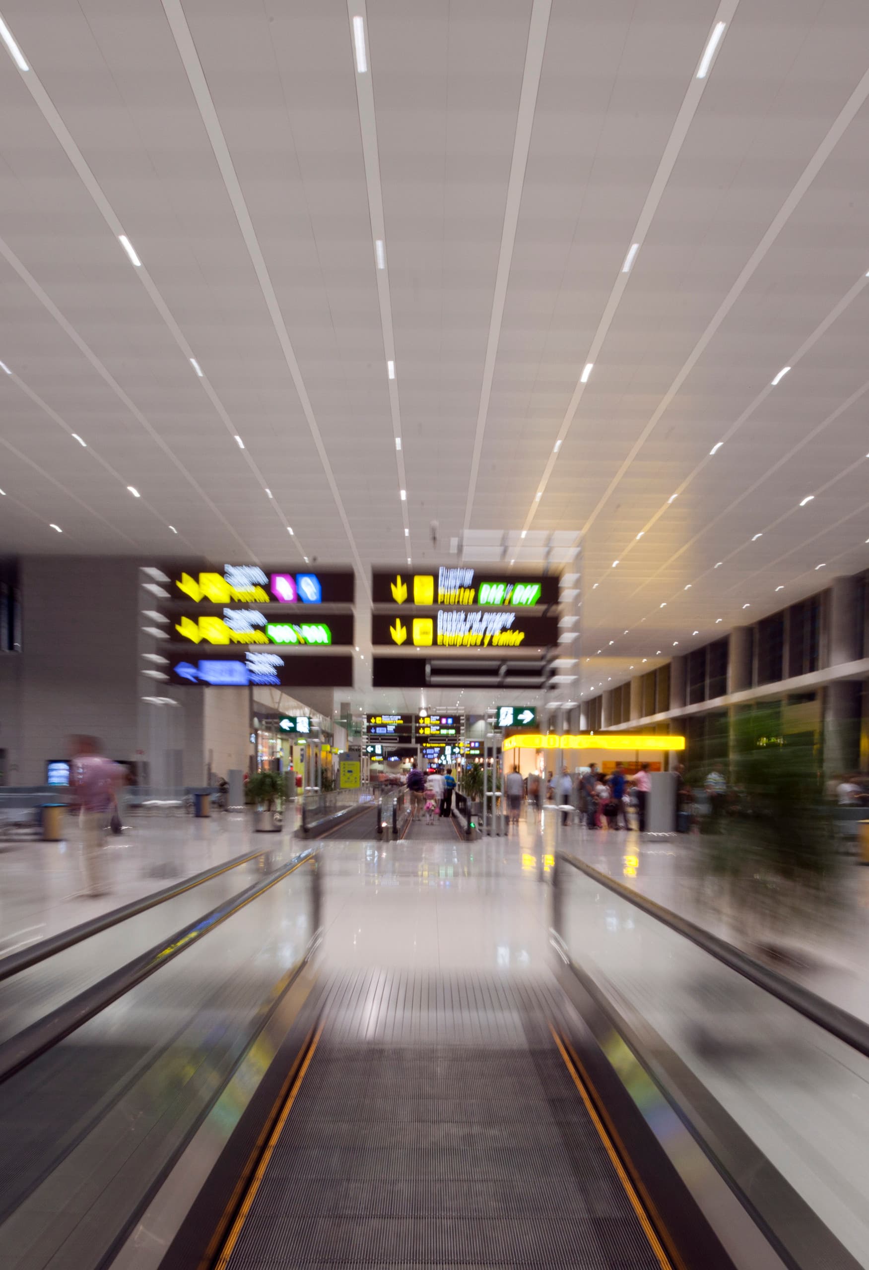 Flughafen Málaga Terminal 3: Moderne Architektur mit effizienter LED-Beleuchtung für hohen Sehkomfort.