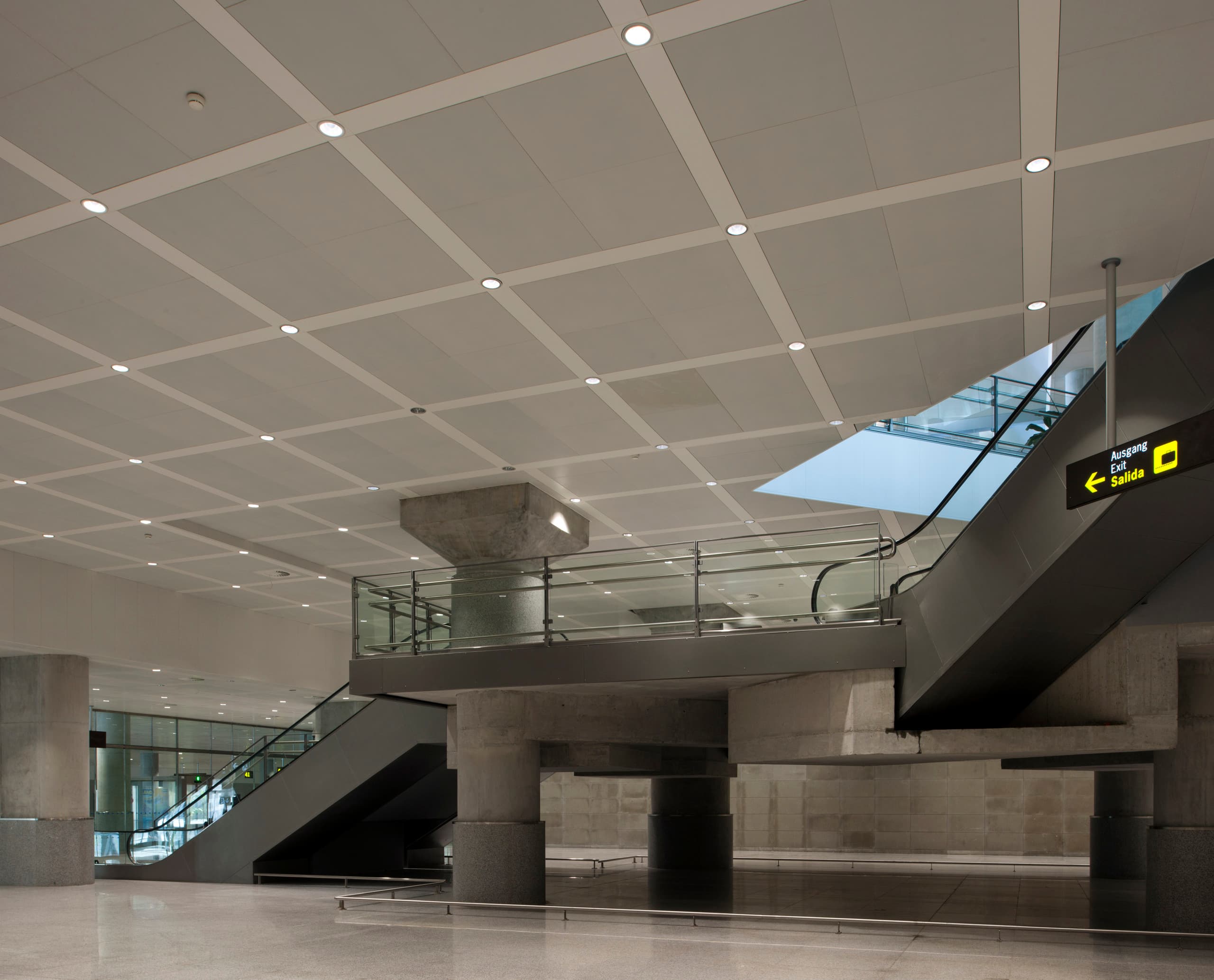 Flughafen Málaga Terminal 3: Lichtdecken mit ERCO Downlights für effiziente Beleuchtung.
