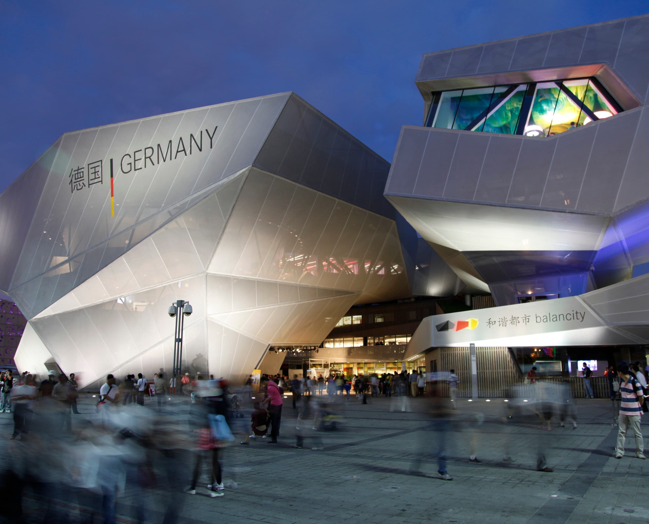 Deutscher Pavillon auf der Expo Shanghai 2010, beleuchtet mit ERCO Lichtwerkzeugen.