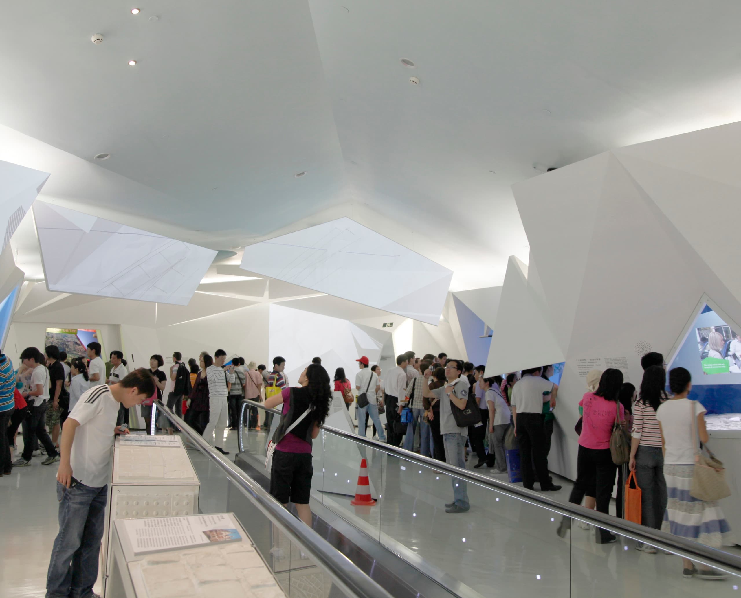 Besucher im Deutschen Pavillon der Expo Shanghai 2010, beleuchtet mit ERCO Lichtlösungen.