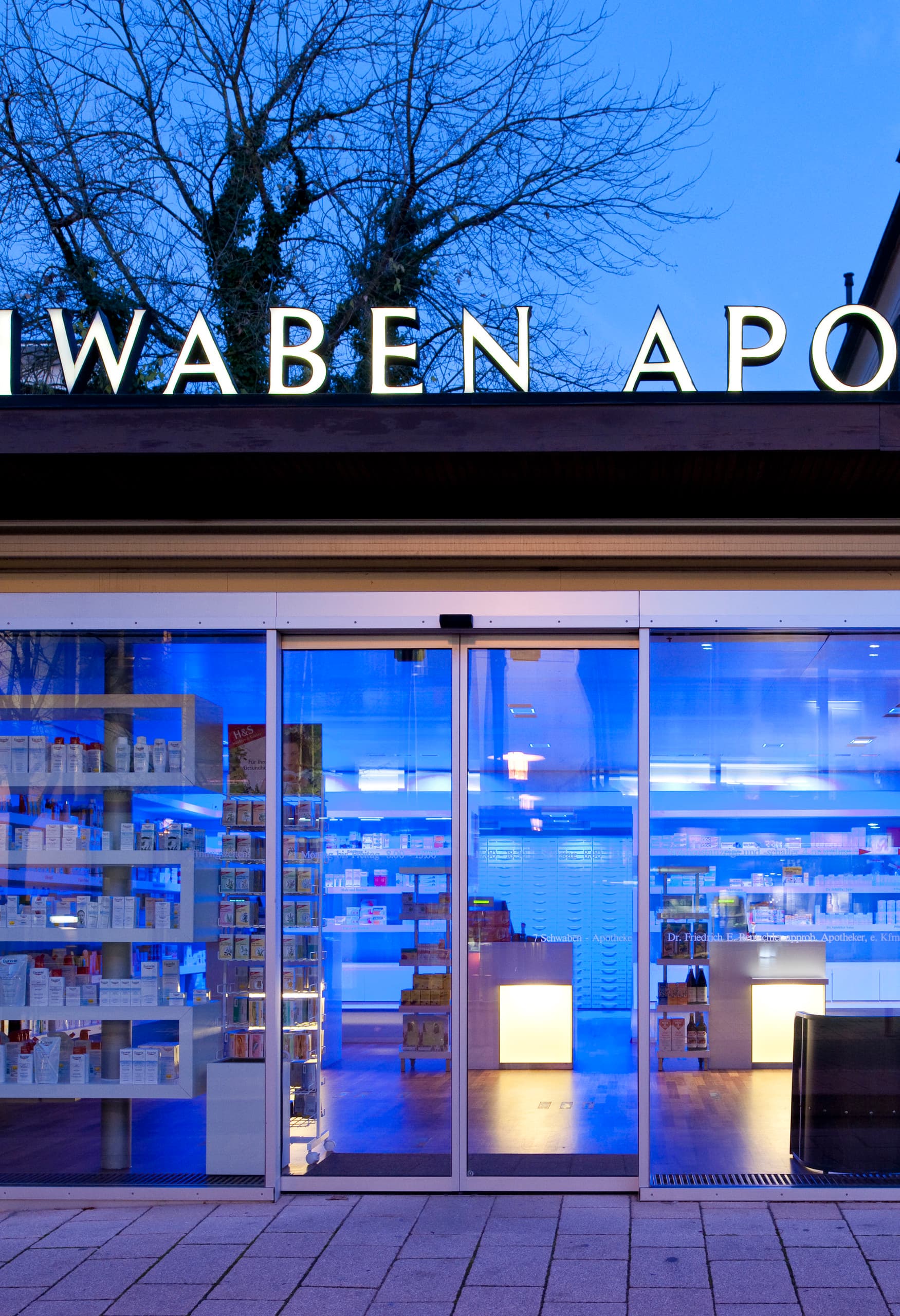 Apotheke 'Sieben Schwaben' mit ERCO Beleuchtung für effiziente vertikale Beleuchtung und Farbeffekte.