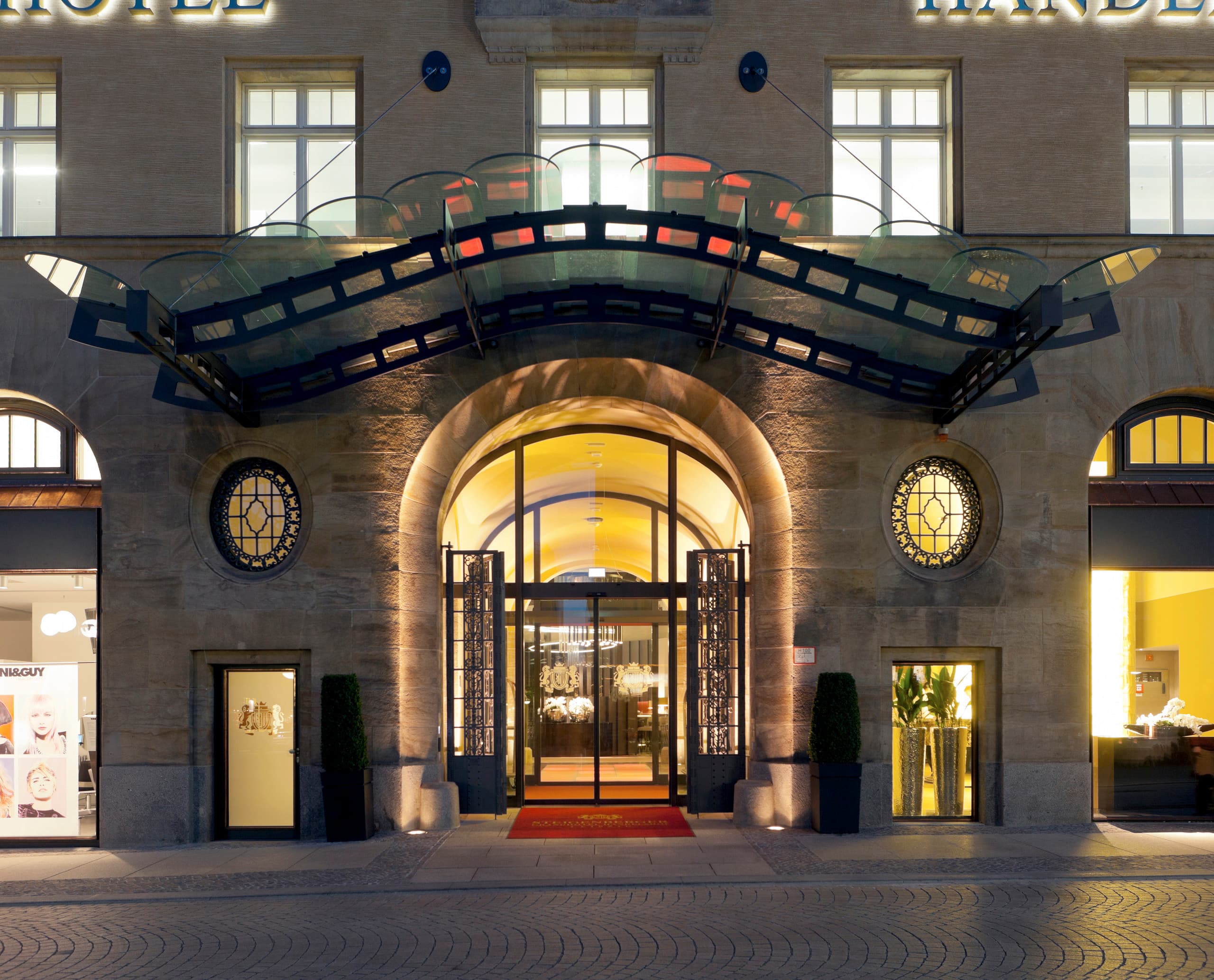 Eingang des Steigenberger Grandhotel Handelshof in Leipzig, beleuchtet mit ERCO Lichtwerkzeugen.