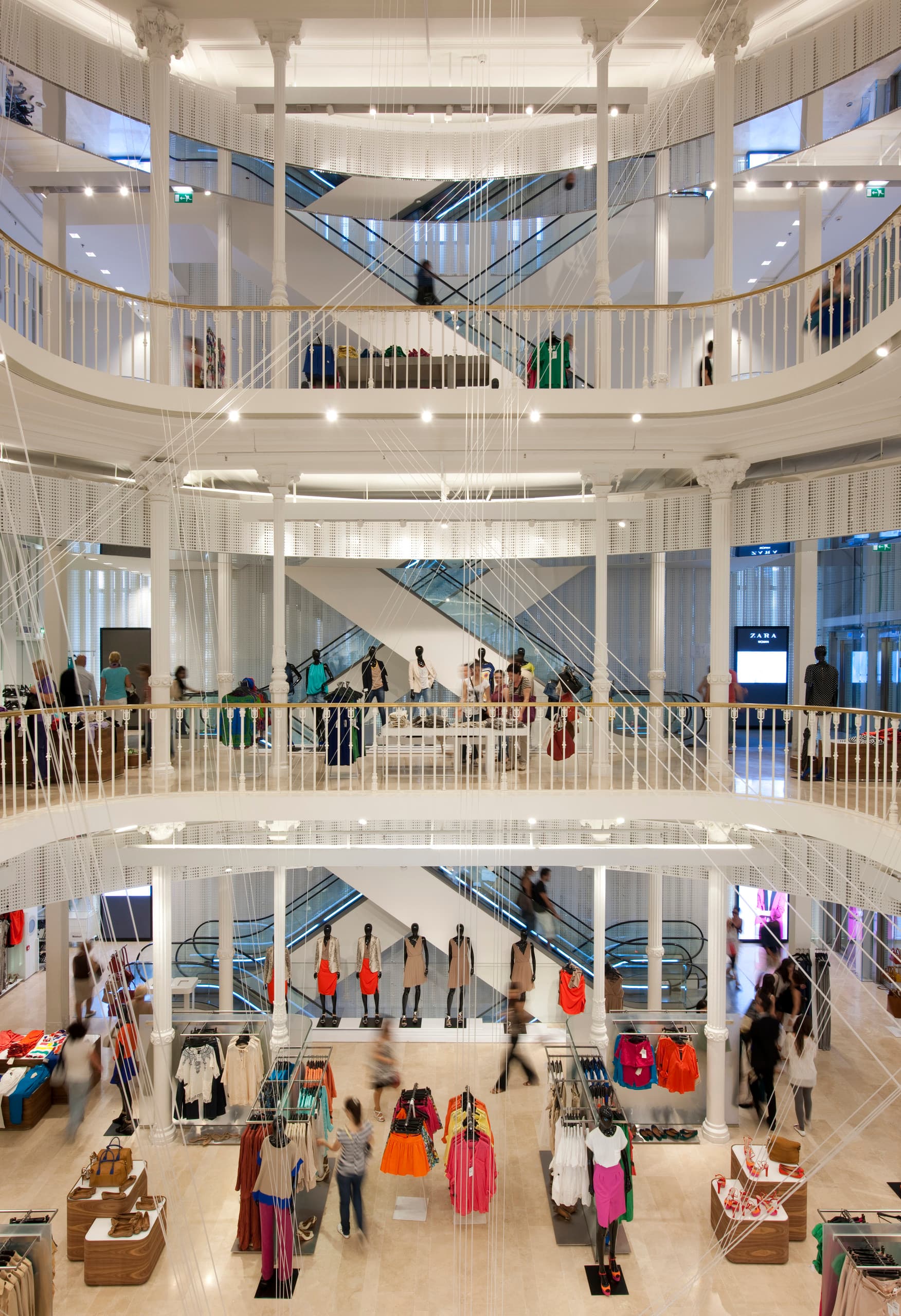 Mehrstöckiges ZARA-Geschäft in Rom mit ERCO-Beleuchtung für vertikale Produktpräsentation.