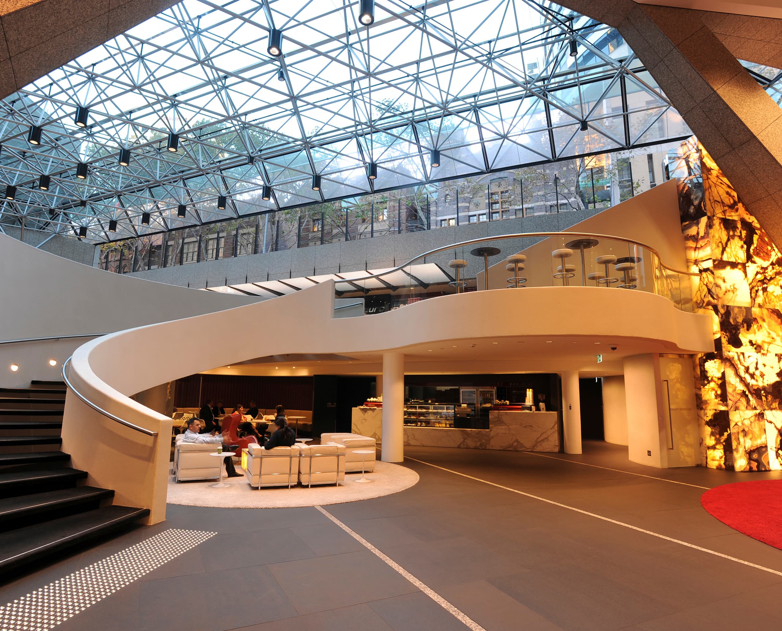 Innenansicht des Shell House in Melbourne mit ERCO Downlights und Wandflutern, die Kunstwerke hervorheben.