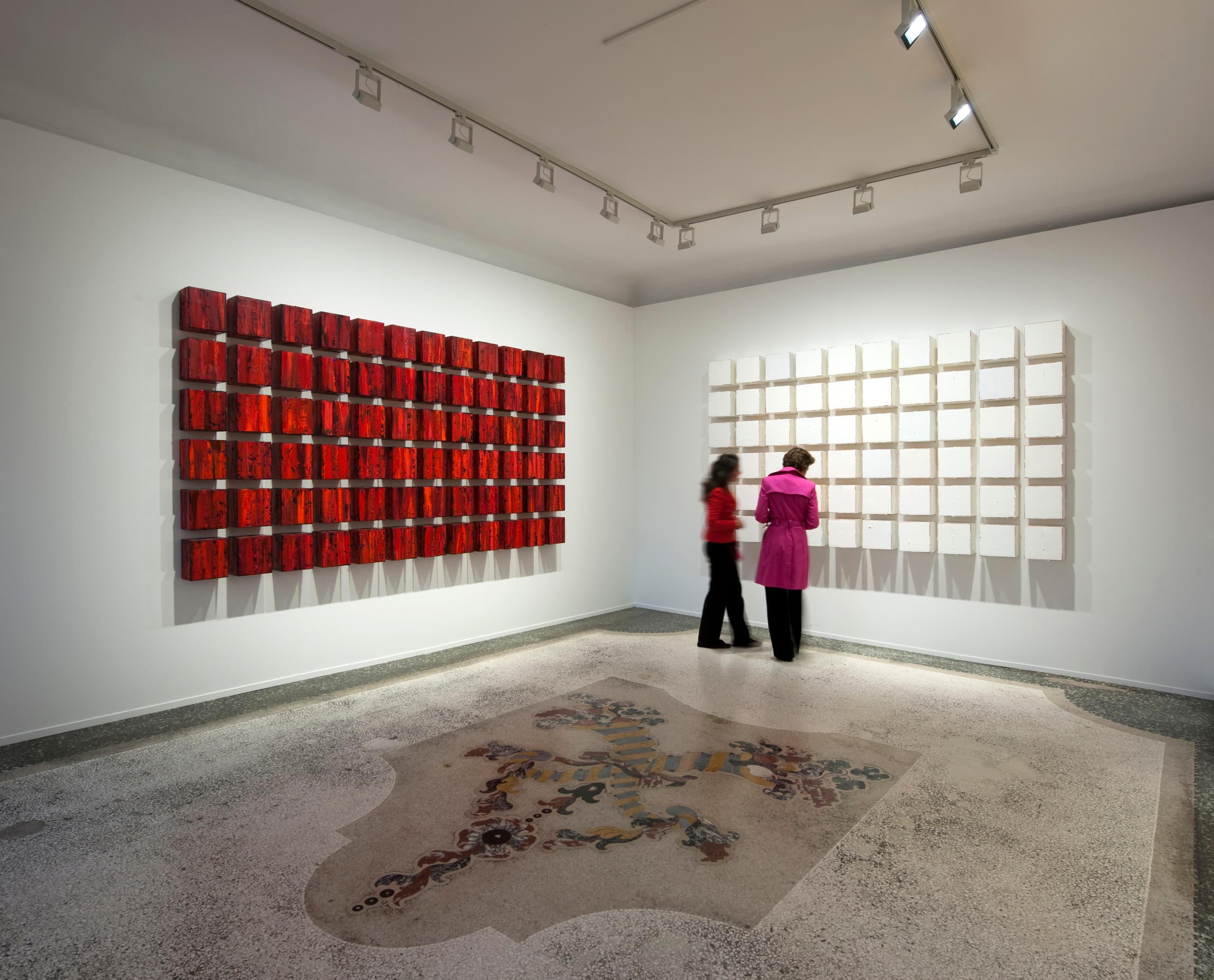 ERCO LED-Beleuchtung im Palazzo Bembo: Besucher betrachten Kunstwerke unter Logotec Strahlern.