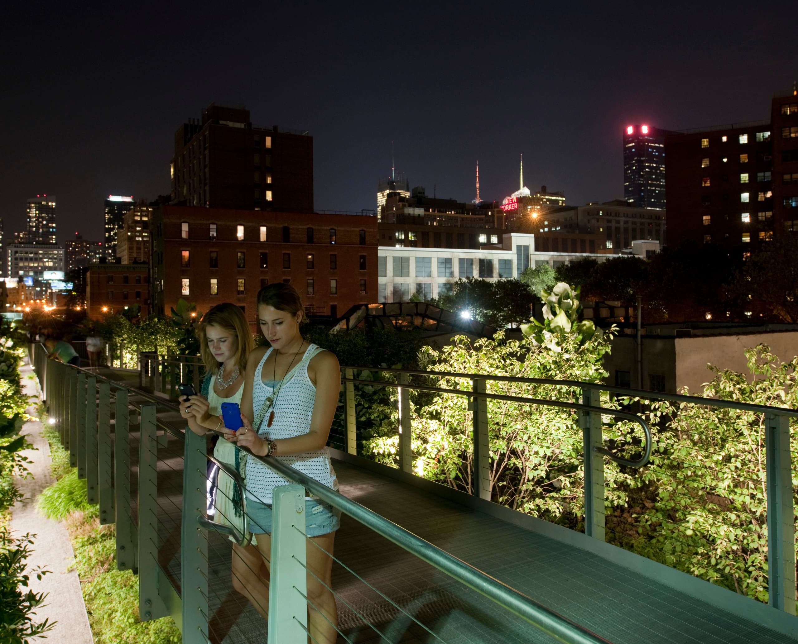 Beleuchteter Highline Park in Manhattan bei Nacht, mit ERCO Lichtwerkzeugen für attraktive Aussenbeleuchtung.