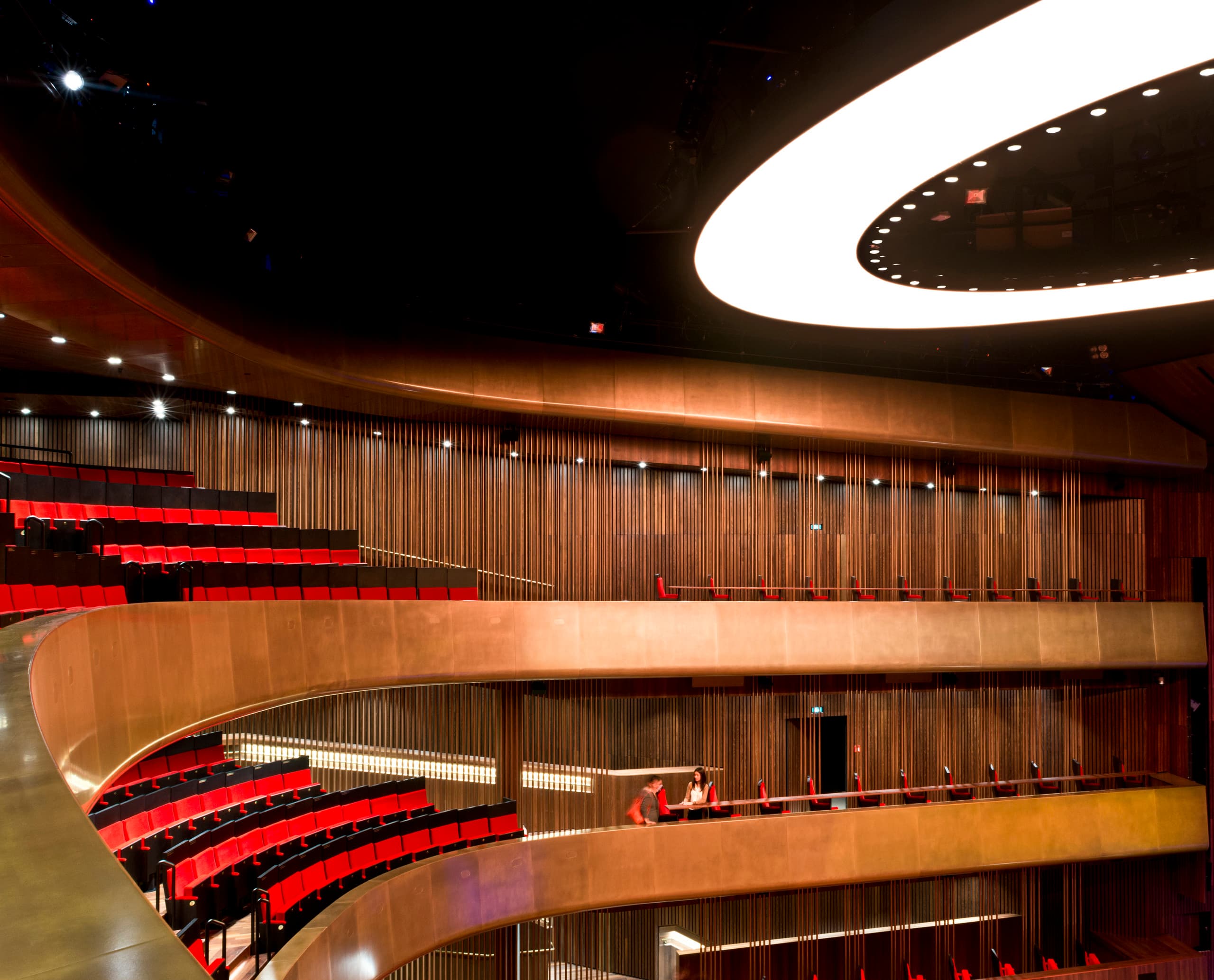 Innenansicht des Linzer Musiktheaters mit ERCO Beleuchtung, die die moderne Architektur hervorhebt.