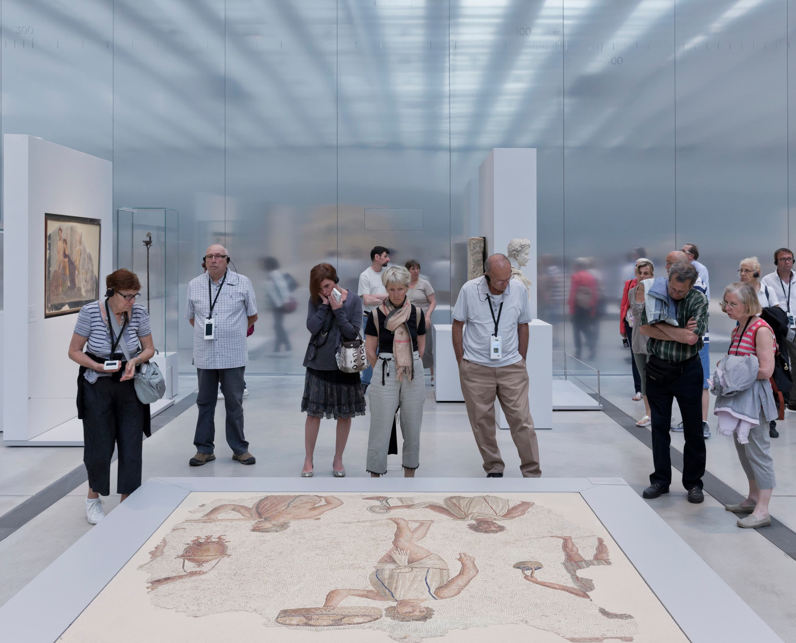 Besucher betrachten ein Mosaik im Louvre-Lens Museum, beleuchtet mit ERCO LED-Leuchten.