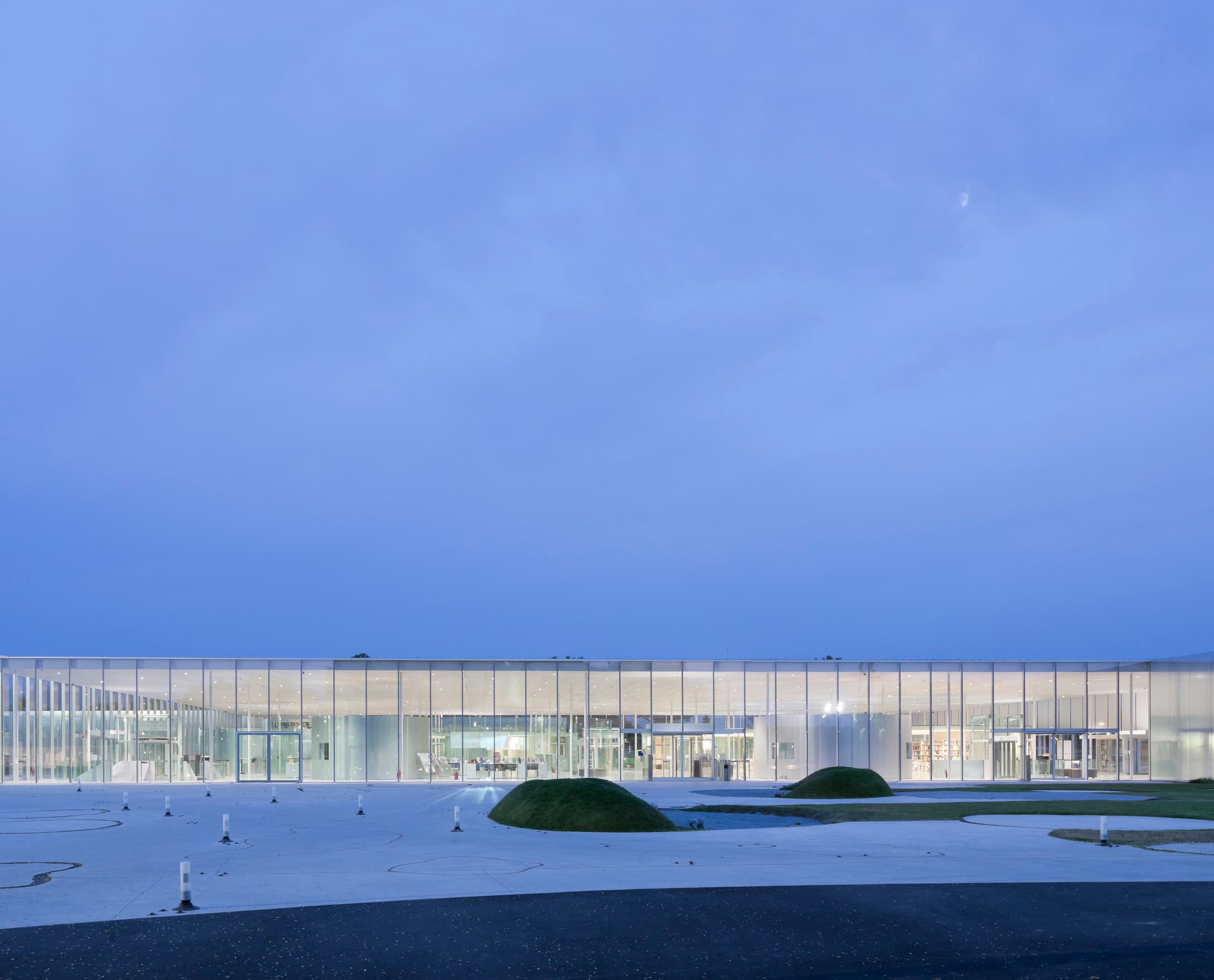 Louvre-Lens Museum bei Dämmerung, beleuchtet mit ERCO LED-Leuchten für energieeffiziente Akzentuierung.