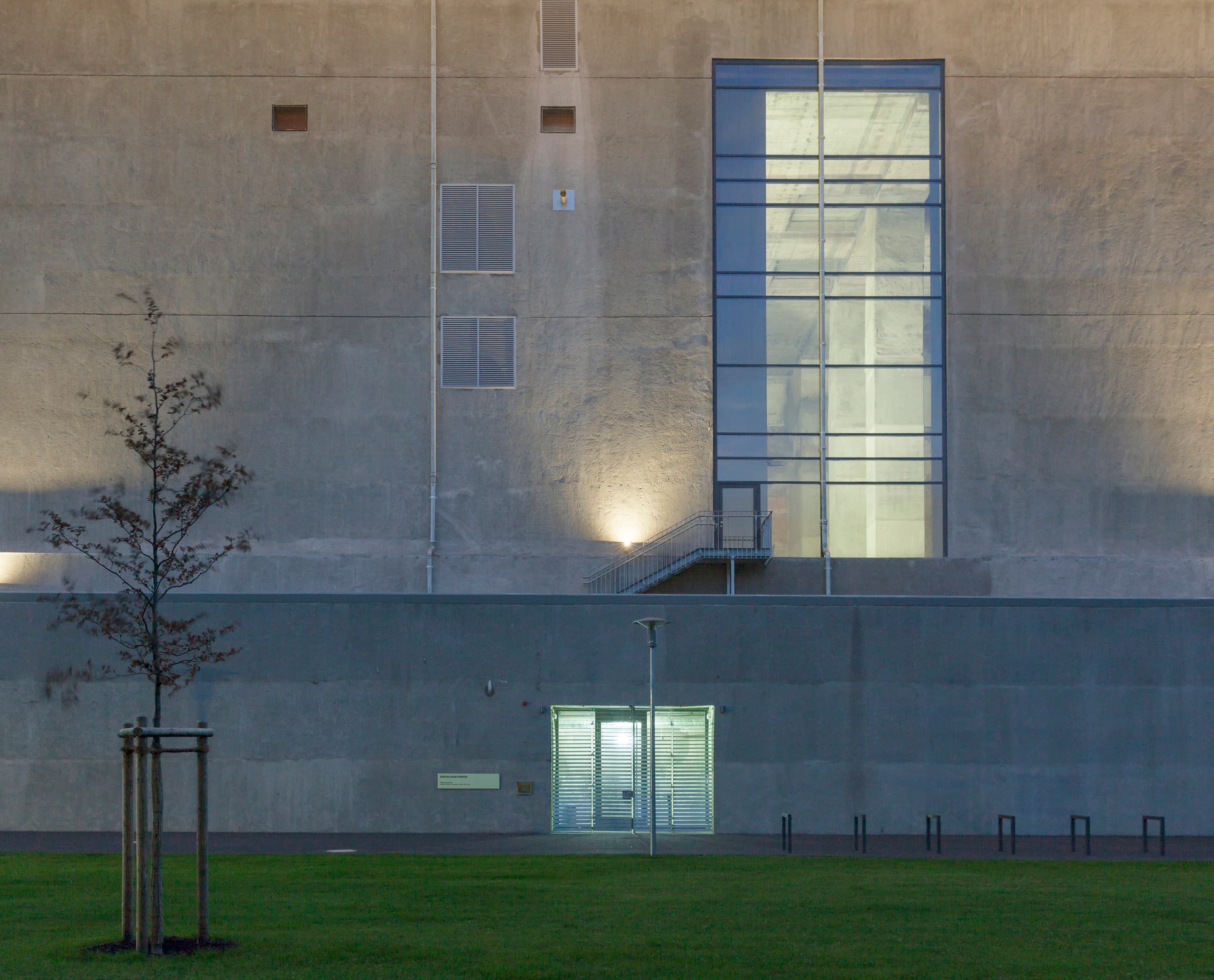 Beleuchtete Fassade des Energiebunkers Hamburg, ein Denkmal, das erneuerbare Energie liefert.