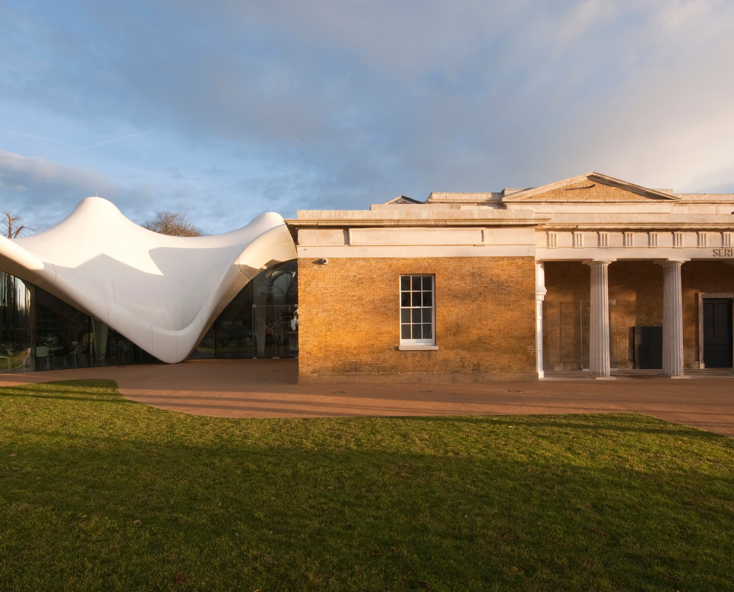 Serpentine Sackler Gallery, London: Zaha Hadids Erweiterung mit skulpturalem Zeltdach neben historischem Gebäude.
