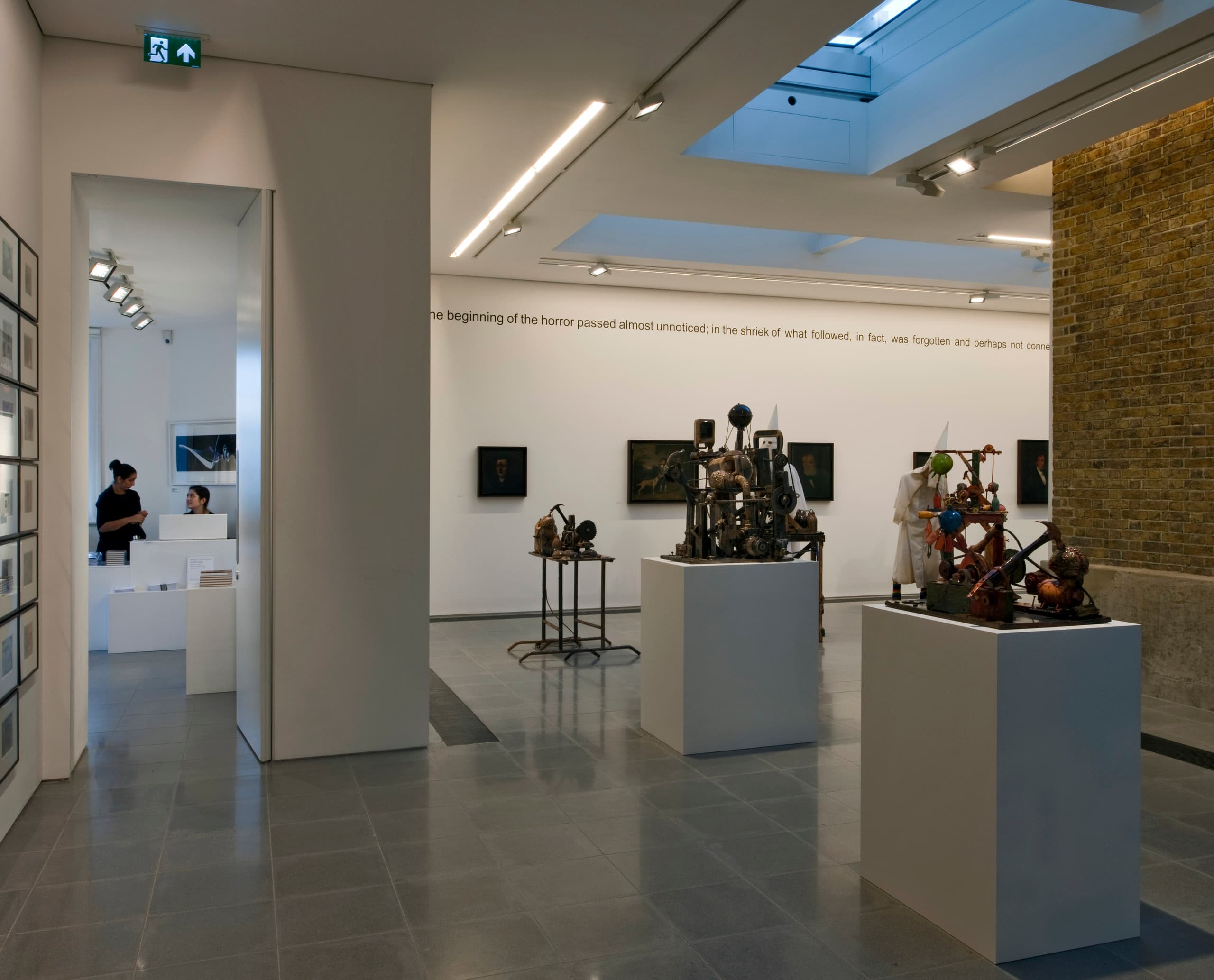 Innenansicht der Serpentine Sackler Gallery mit Kunstwerken und ERCO Beleuchtung.