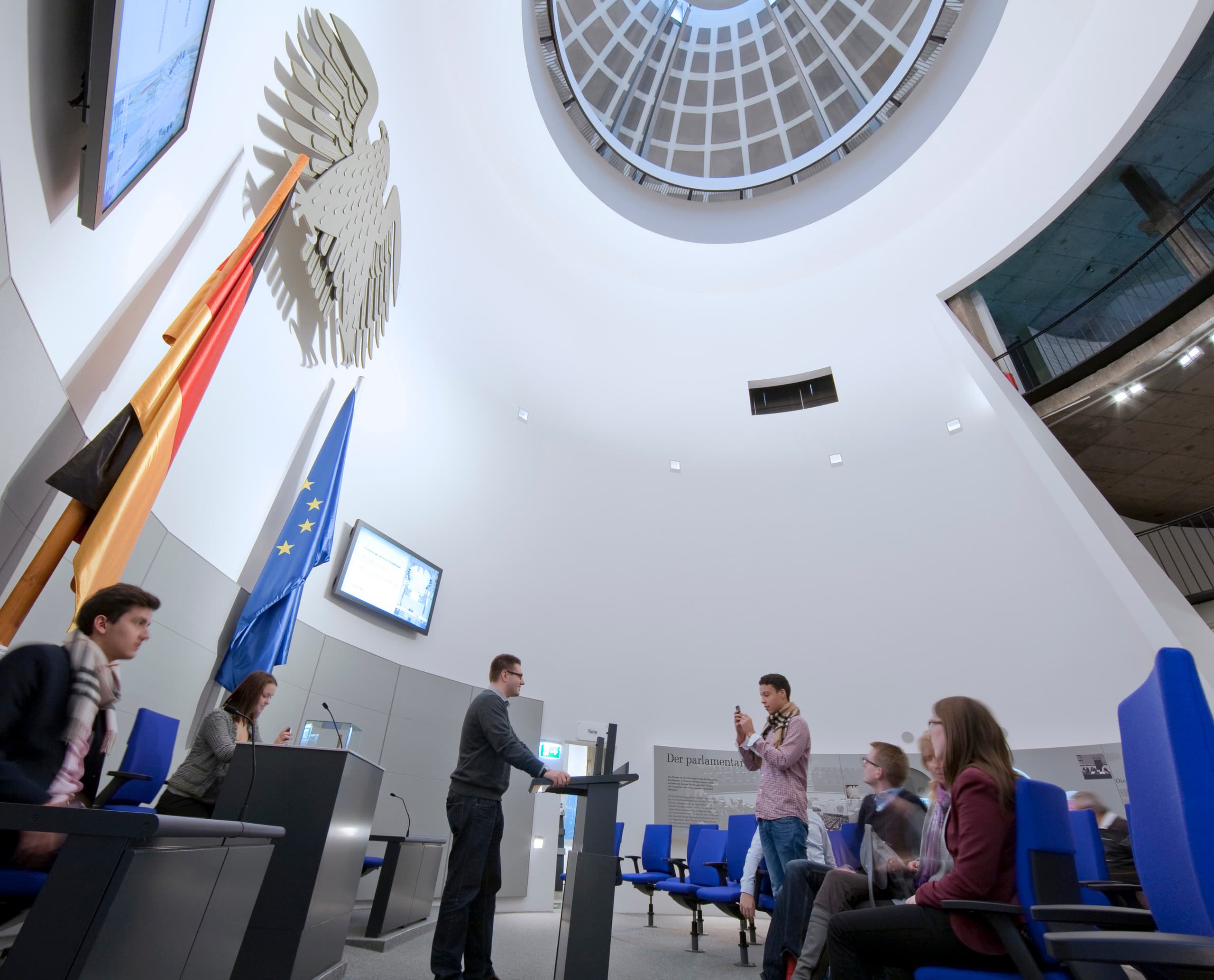 Deutscher Dom Ausstellung: Besucher erleben interaktive Demokratie mit ERCO Licht.