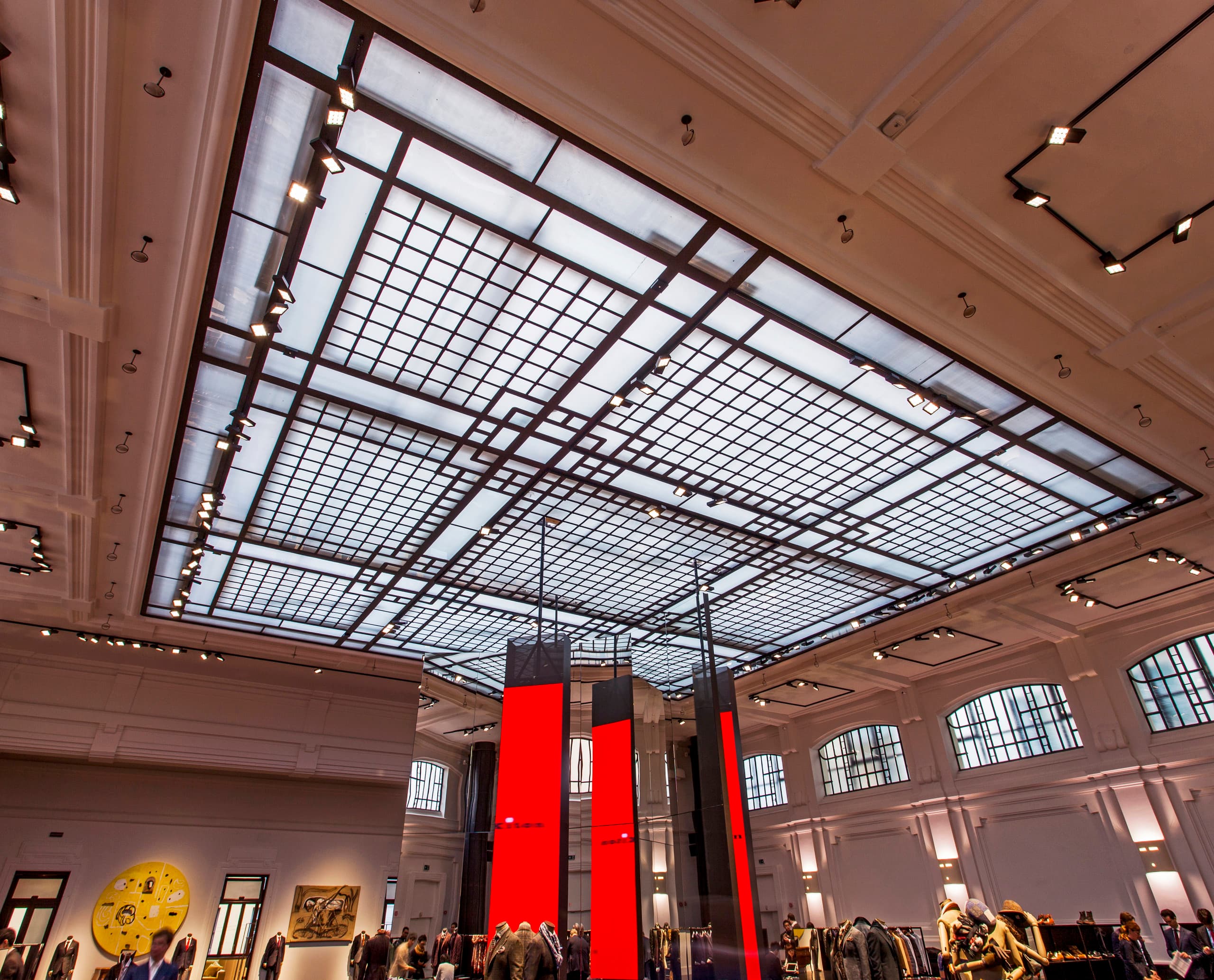 ERCO Opton LED-Strahler beleuchten den Kiton Store in Mailand mit präzisem Akzentlicht.