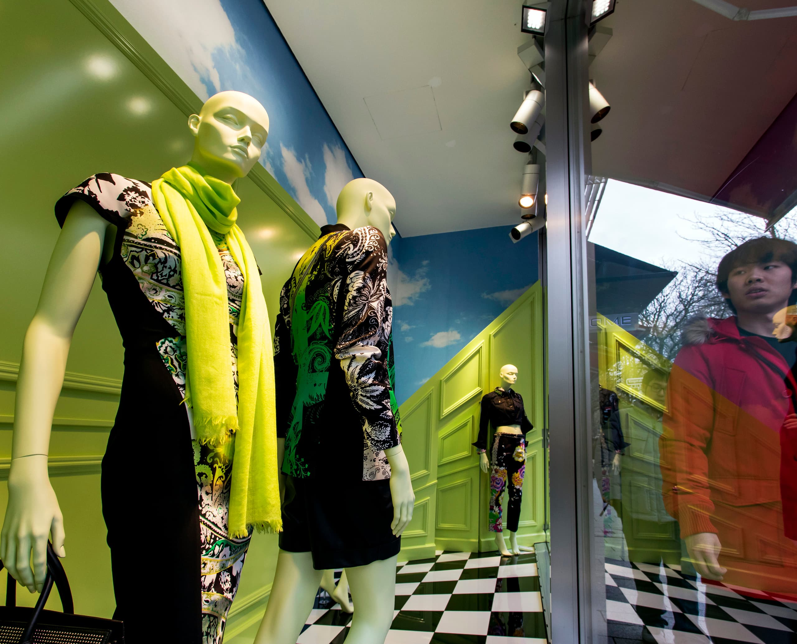 Eickhoff Modehaus Düsseldorf Schaufenster mit LED-Beleuchtung und surrealem Design.