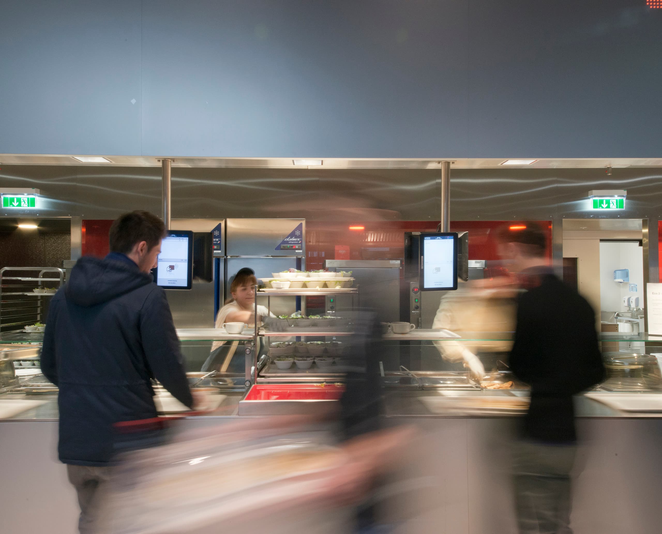 Cafeteria der Wirtschaftsuniversität Wien mit ERCO Beleuchtung für soziale Interaktion.