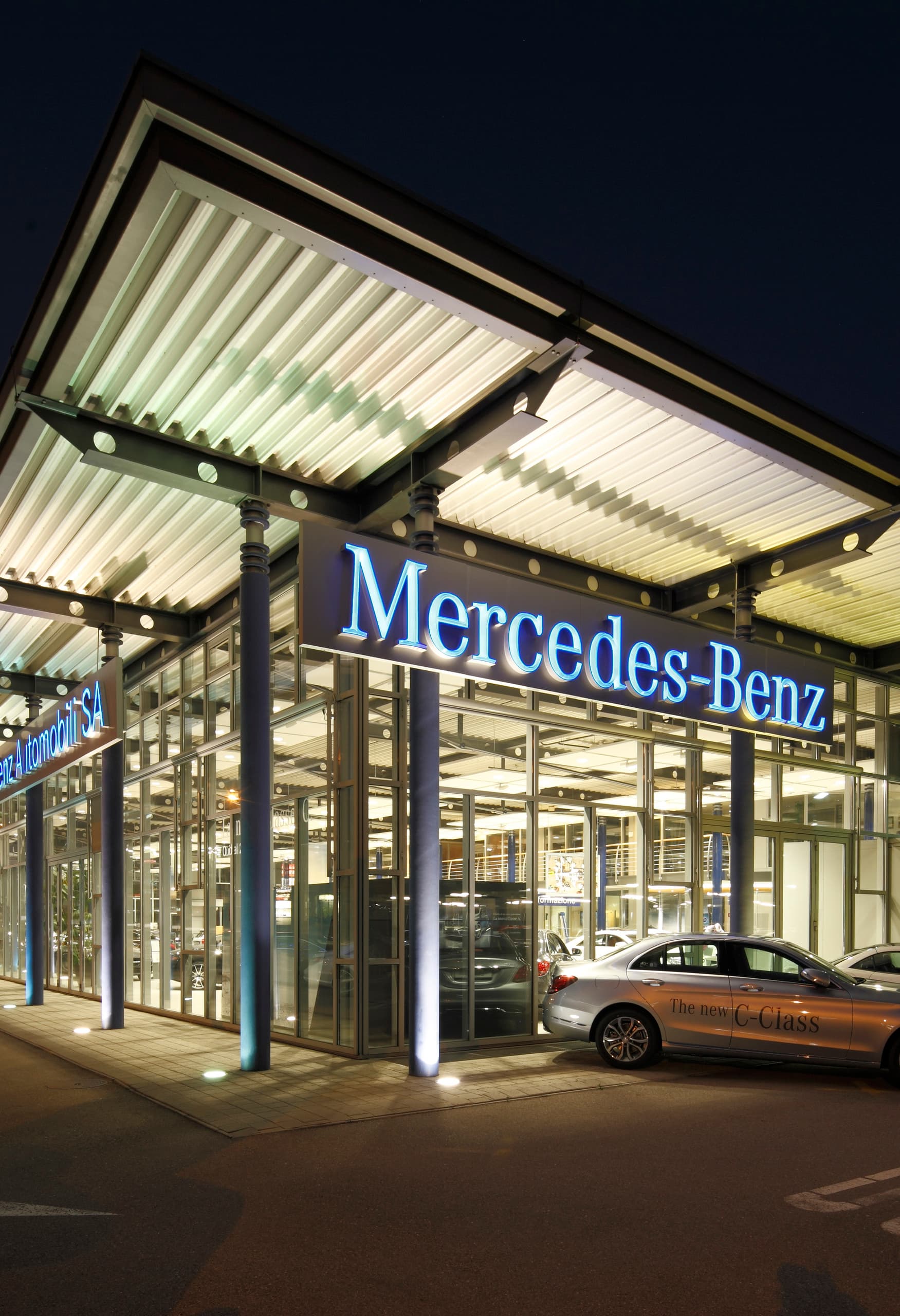 Mercedes-Benz Ausstellungsraum in Lugano mit energieeffizienter LED-Beleuchtung von ERCO.