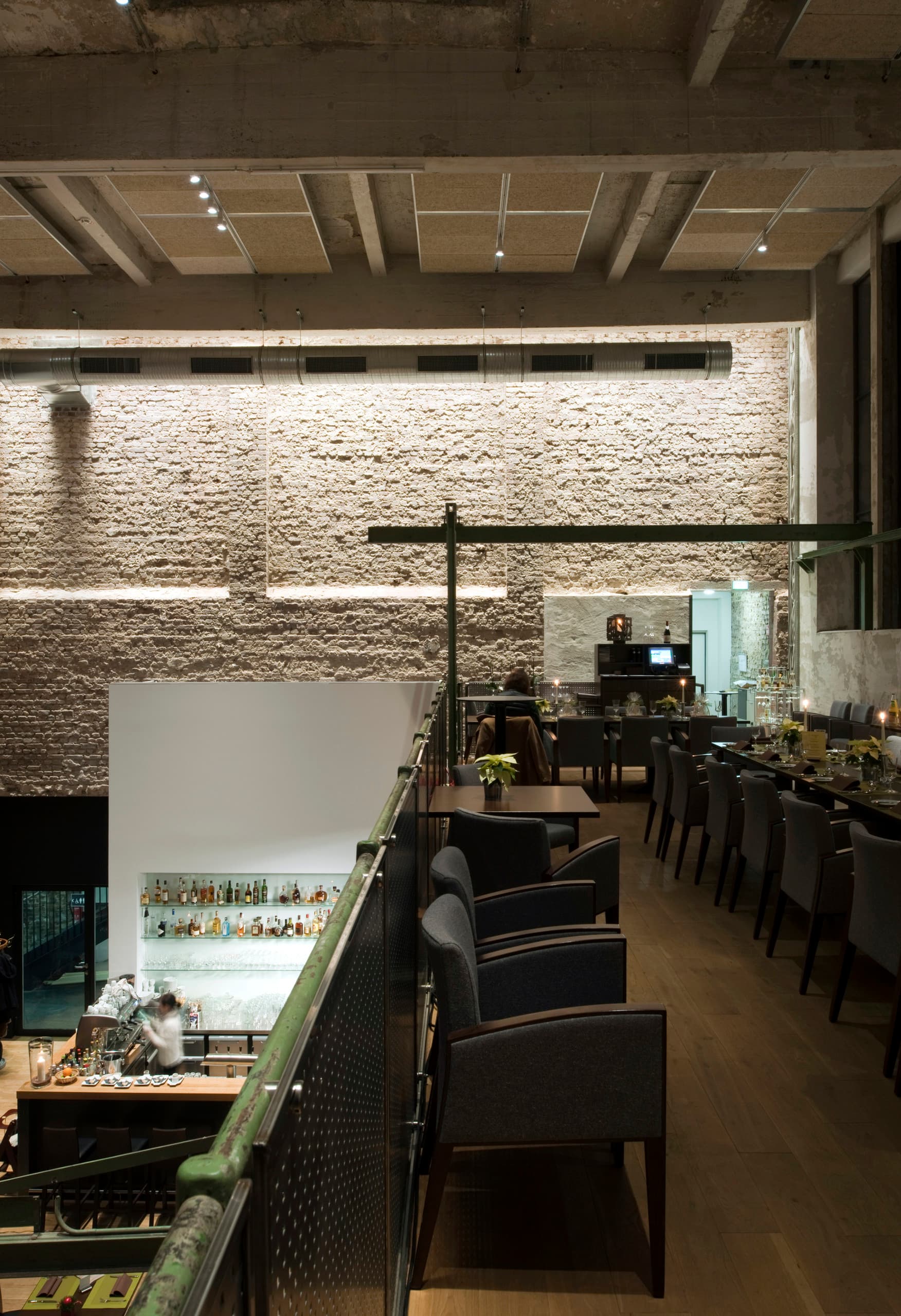 Halle 32 Restaurant in Gummersbach mit ERCO Optec Strahlern, die die industrielle Architektur hervorheben.