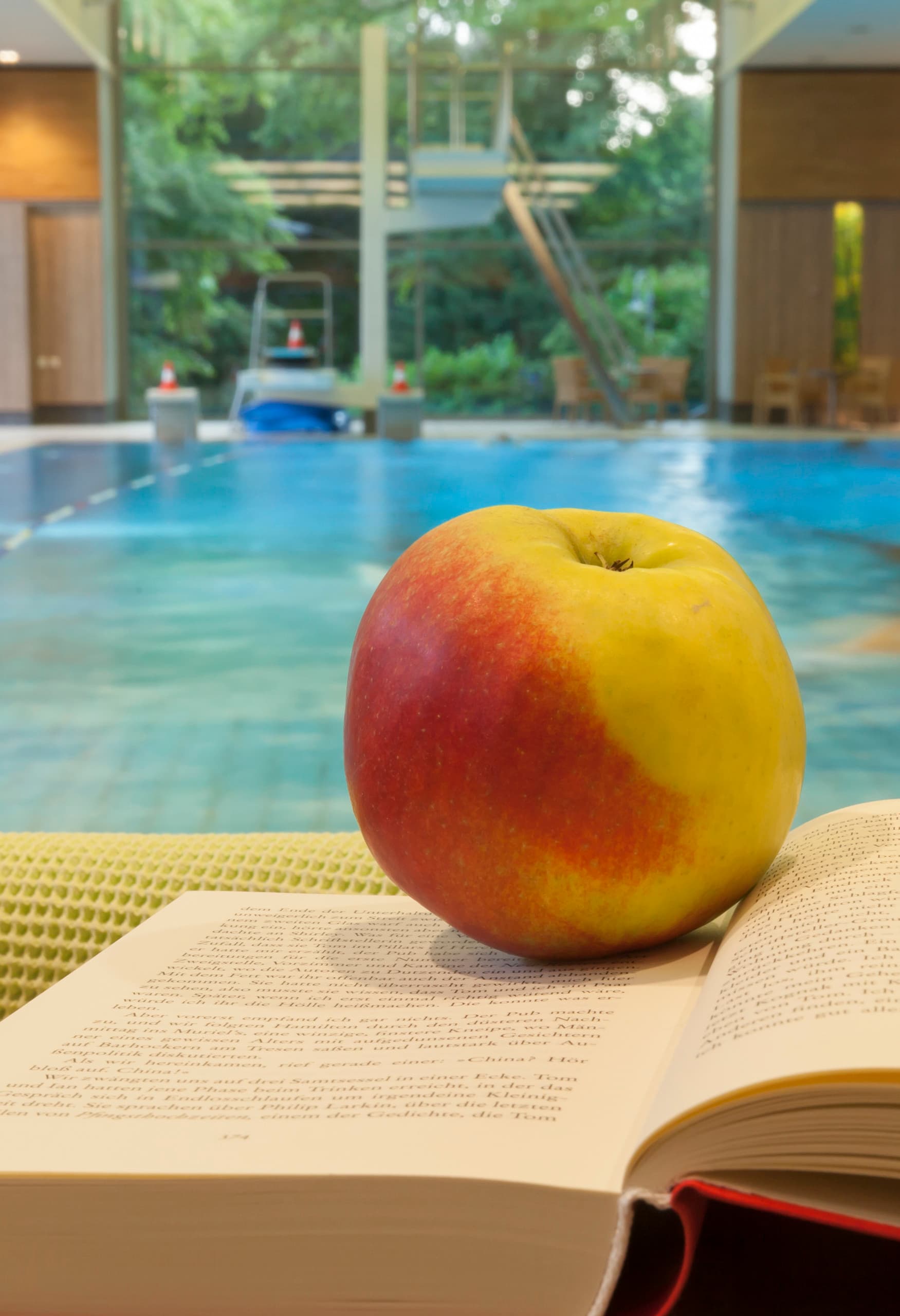 Apfel und Wasserglas im Parkbad Volksdorf, Hamburg. Entspannung nach dem Schwimmen.