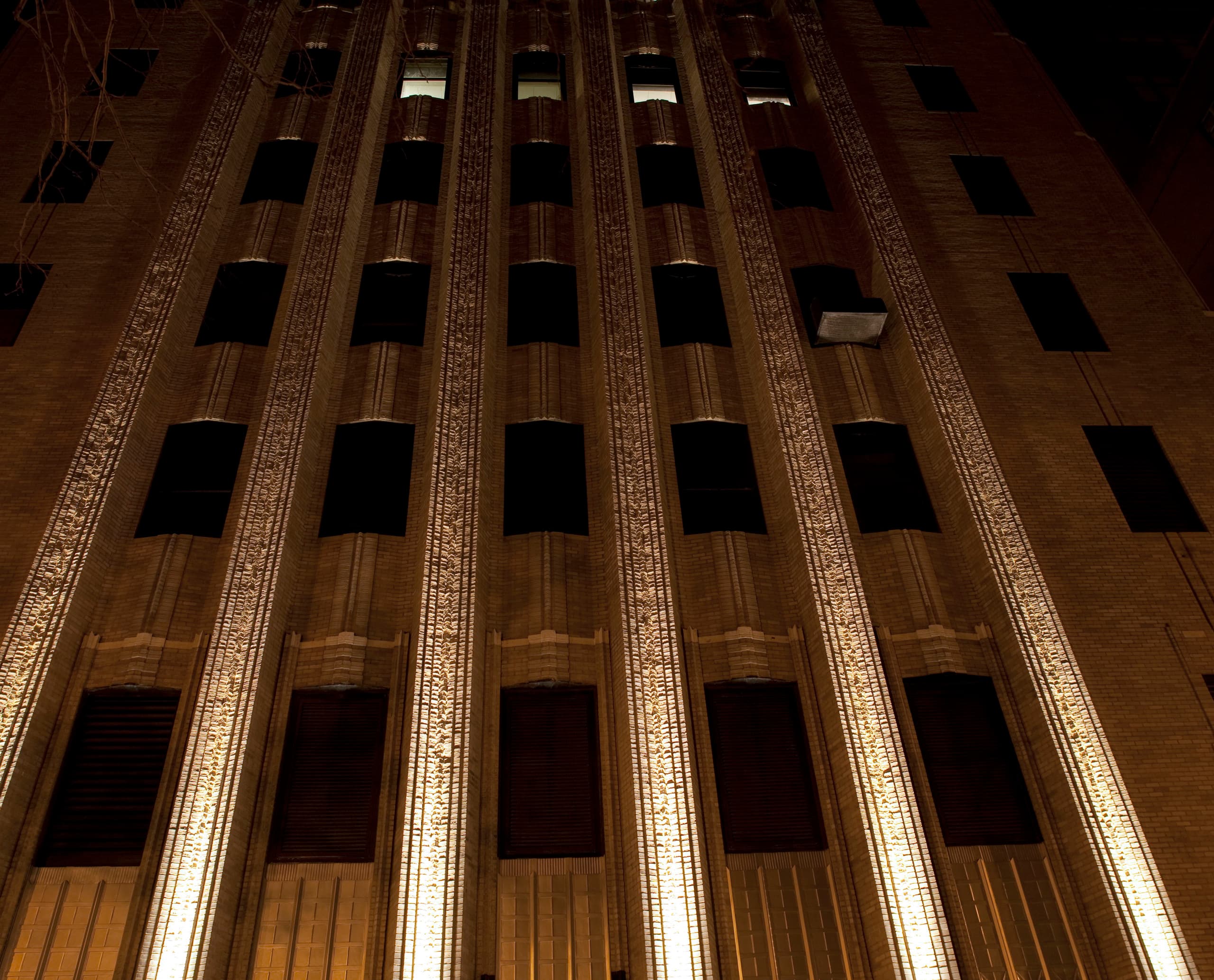 Detailaufnahme des beleuchteten Walker Tower in New York mit ERCO Grasshopper Projektoren.
