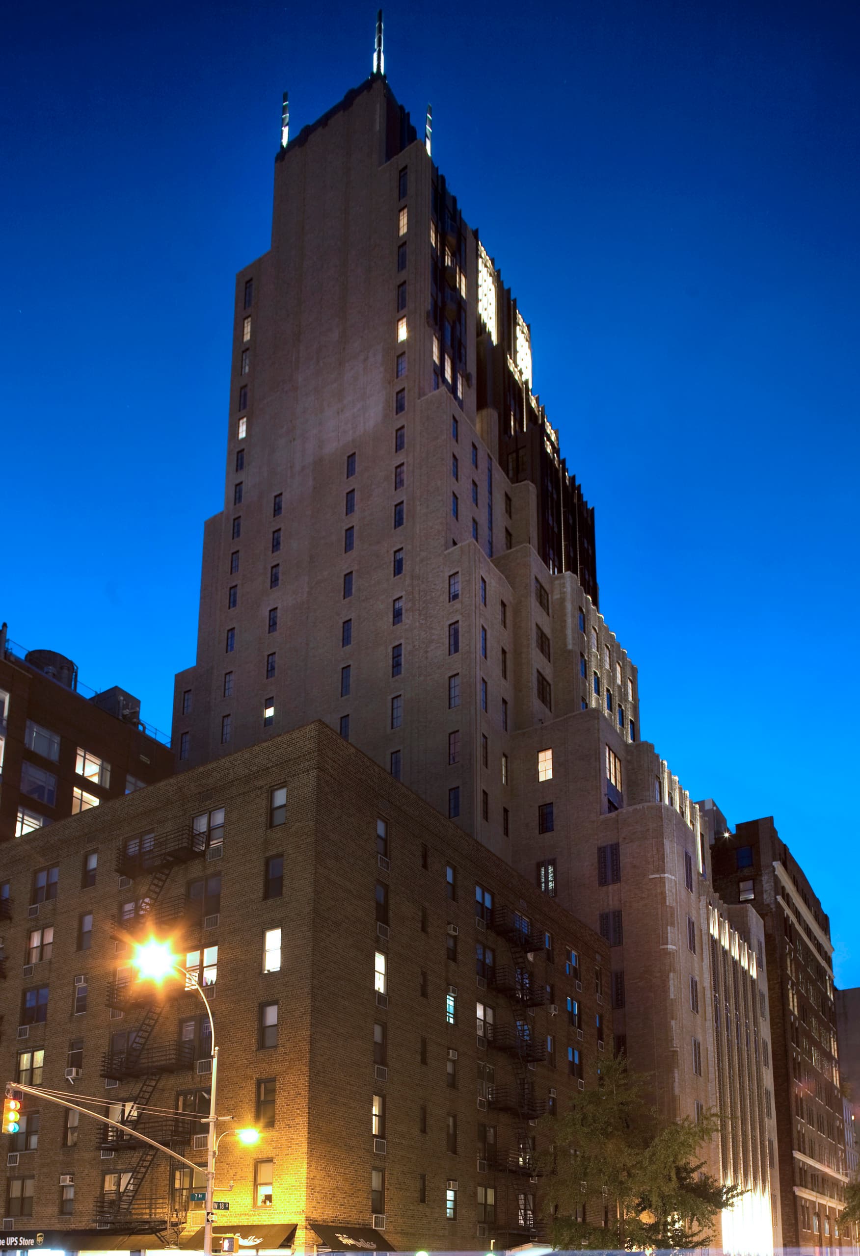Walker Tower in New York: Die Fassade des Art-Déco-Gebäudes ist präzise mit ERCO Lichtprojektoren beleuchtet.