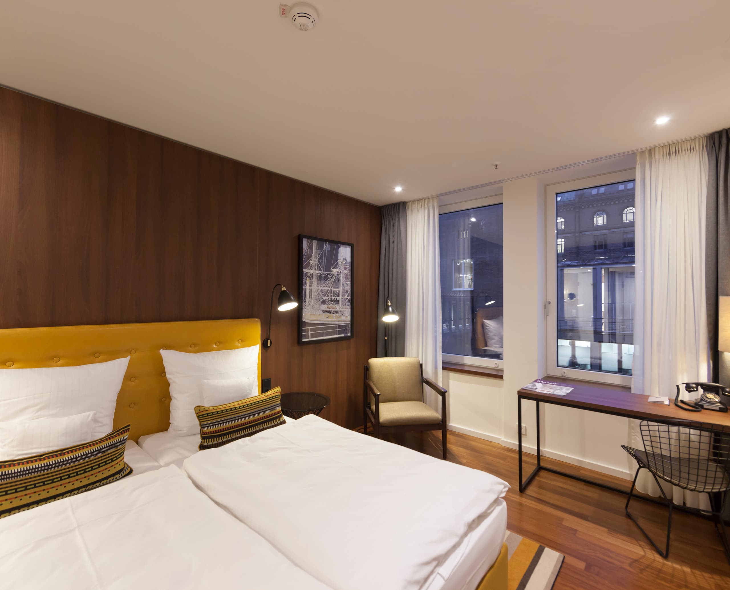 Hotelzimmer mit ERCO Beleuchtung für eine einladende Atmosphäre.