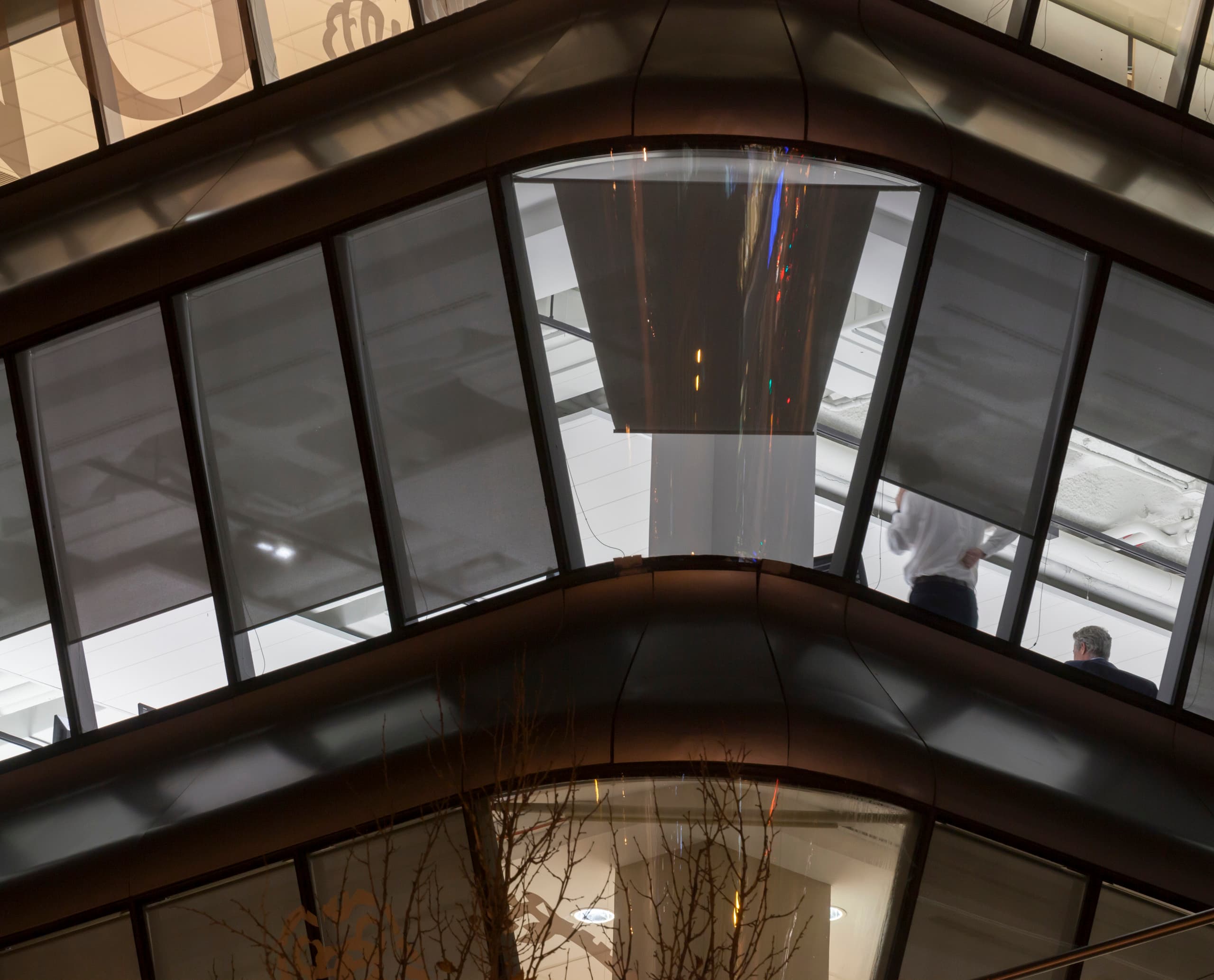 Engel & Völkers Market Center Madrid mit ERCO Beleuchtung für visuellen Komfort und Effizienz.