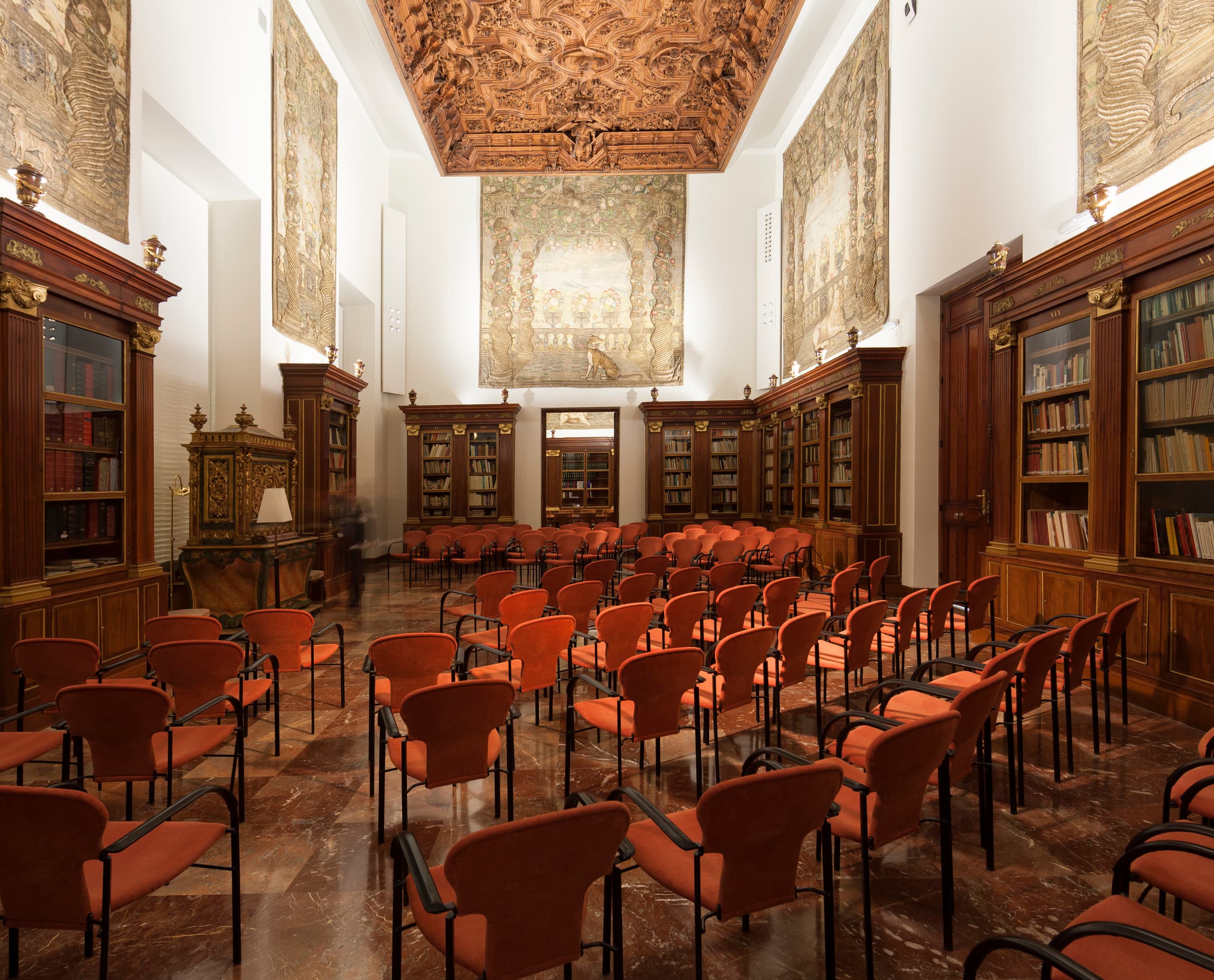 Archäologisches Museum Madrid: Lesesaal mit ERCO Licht für historische Artefakte.
