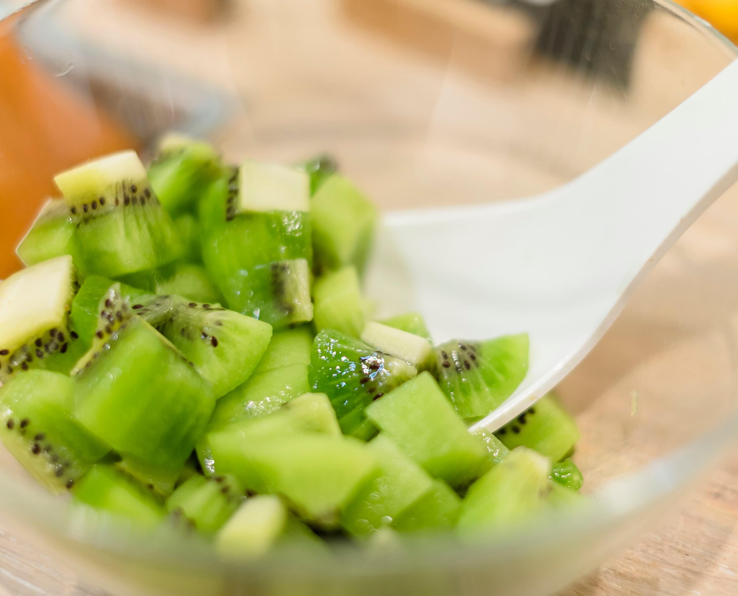 Geschnittene Kiwi in einer Schüssel, Teil einer gesunden Mahlzeit bei Youfresh, Berlin.