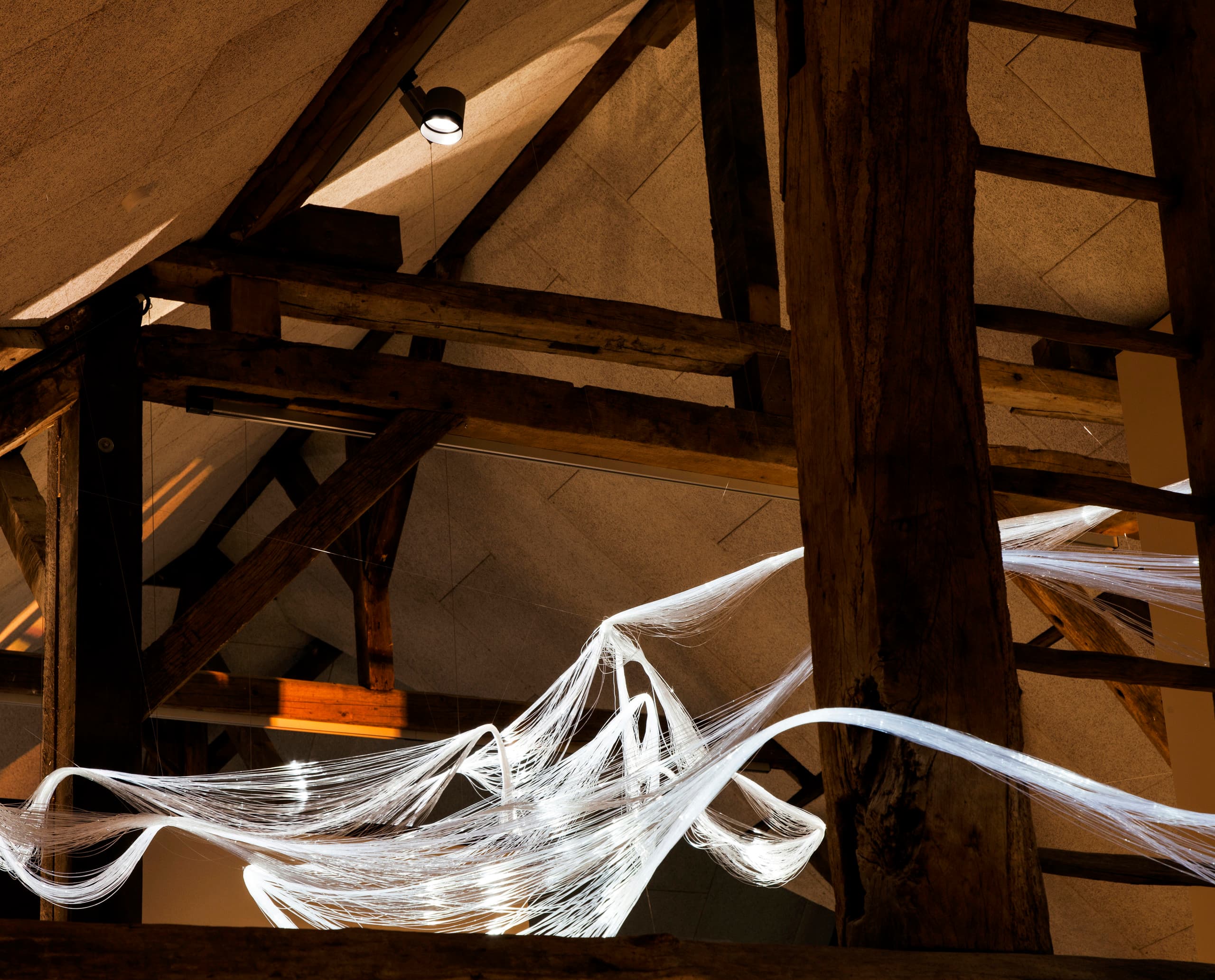 ERCO Lichtdesign im KM 51 – Erftmuseum: Lichtinszenierung des Flusskörpers in historischer Wassermühle.