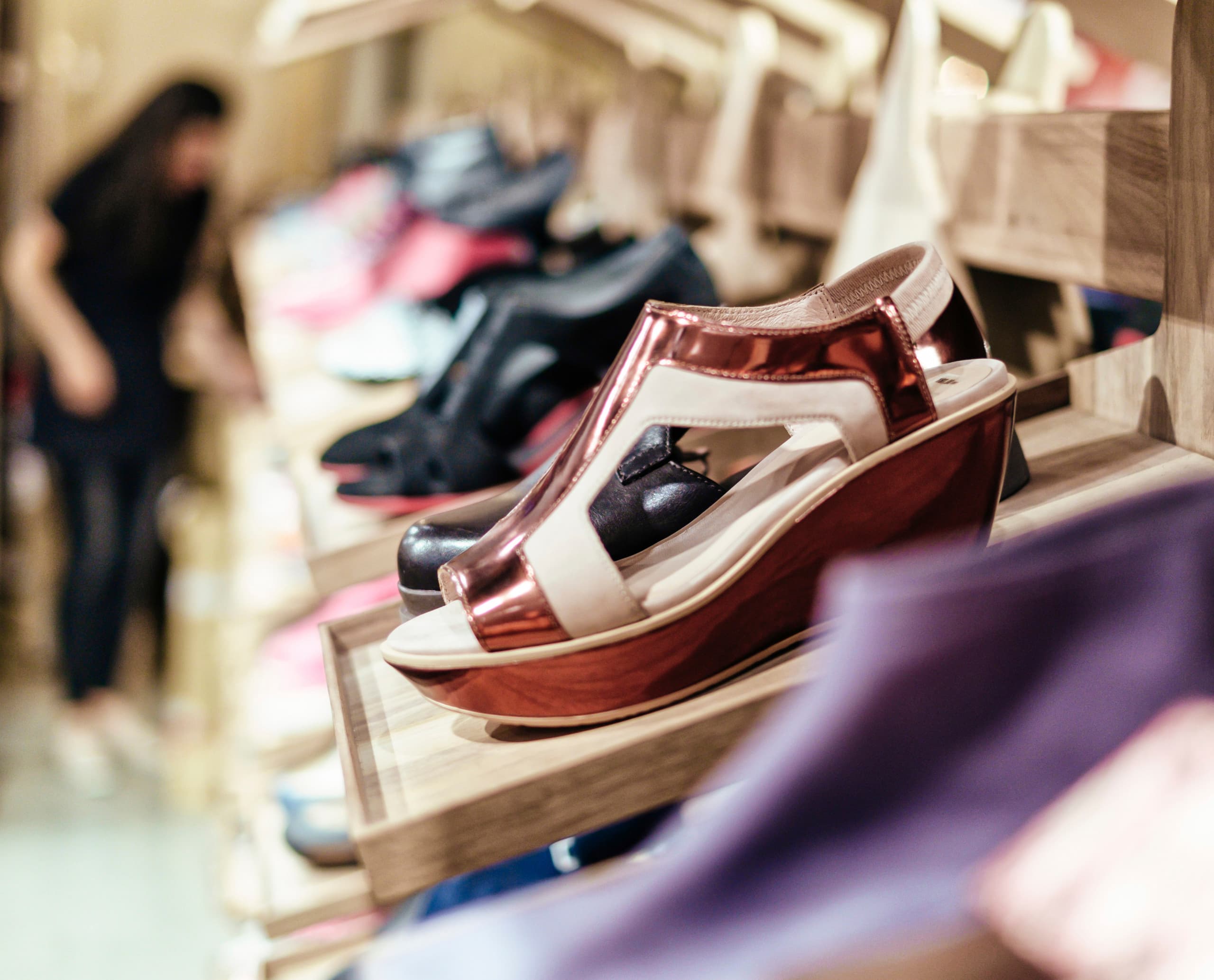 Camper Schuhe im minimalistischen Design, ausgestellt im Schuhgeschäft in Barcelona.