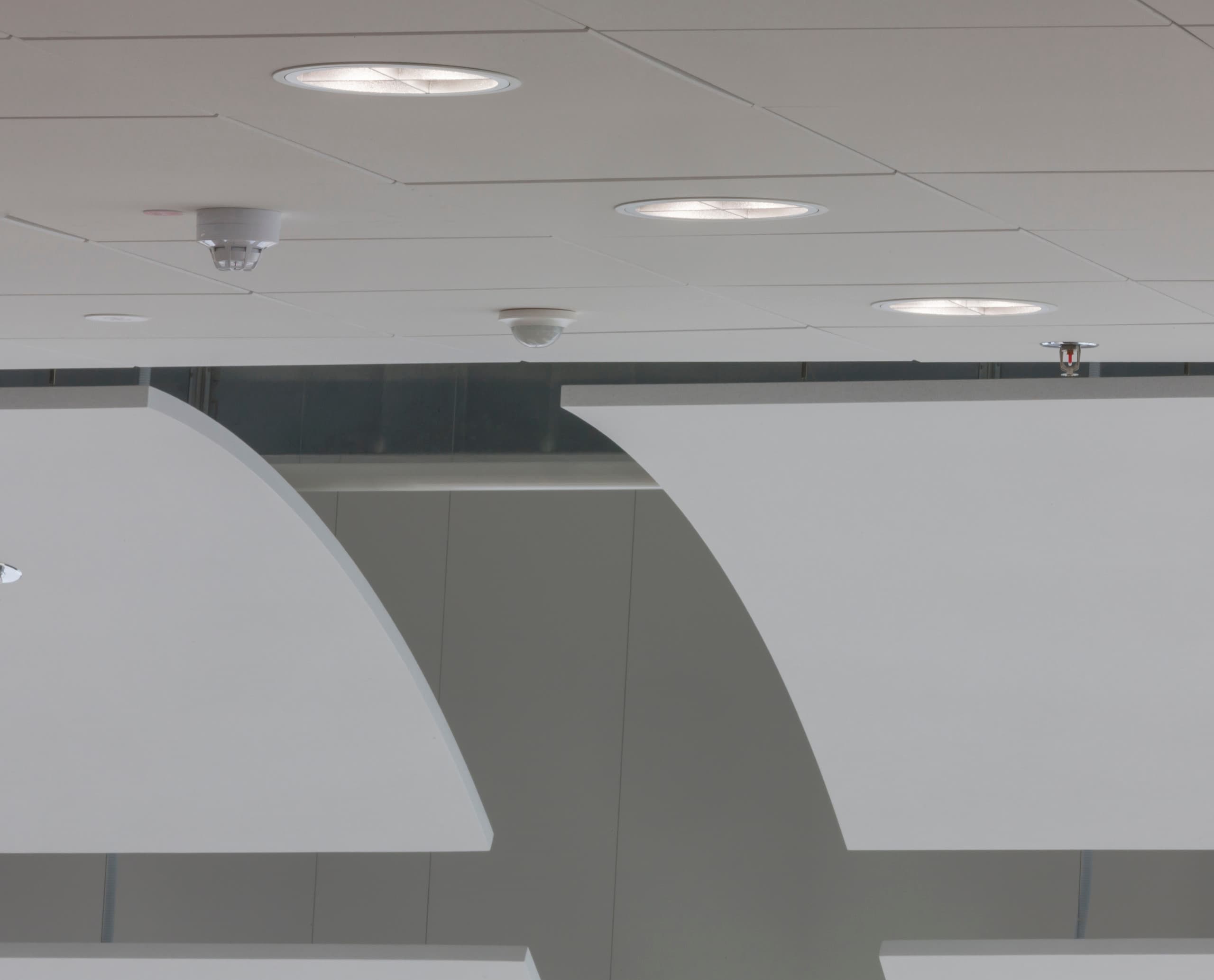 ERCO Downlights in der Gebrüder Heinemann Verwaltung Hamburg für effiziente Bürobeleuchtung.