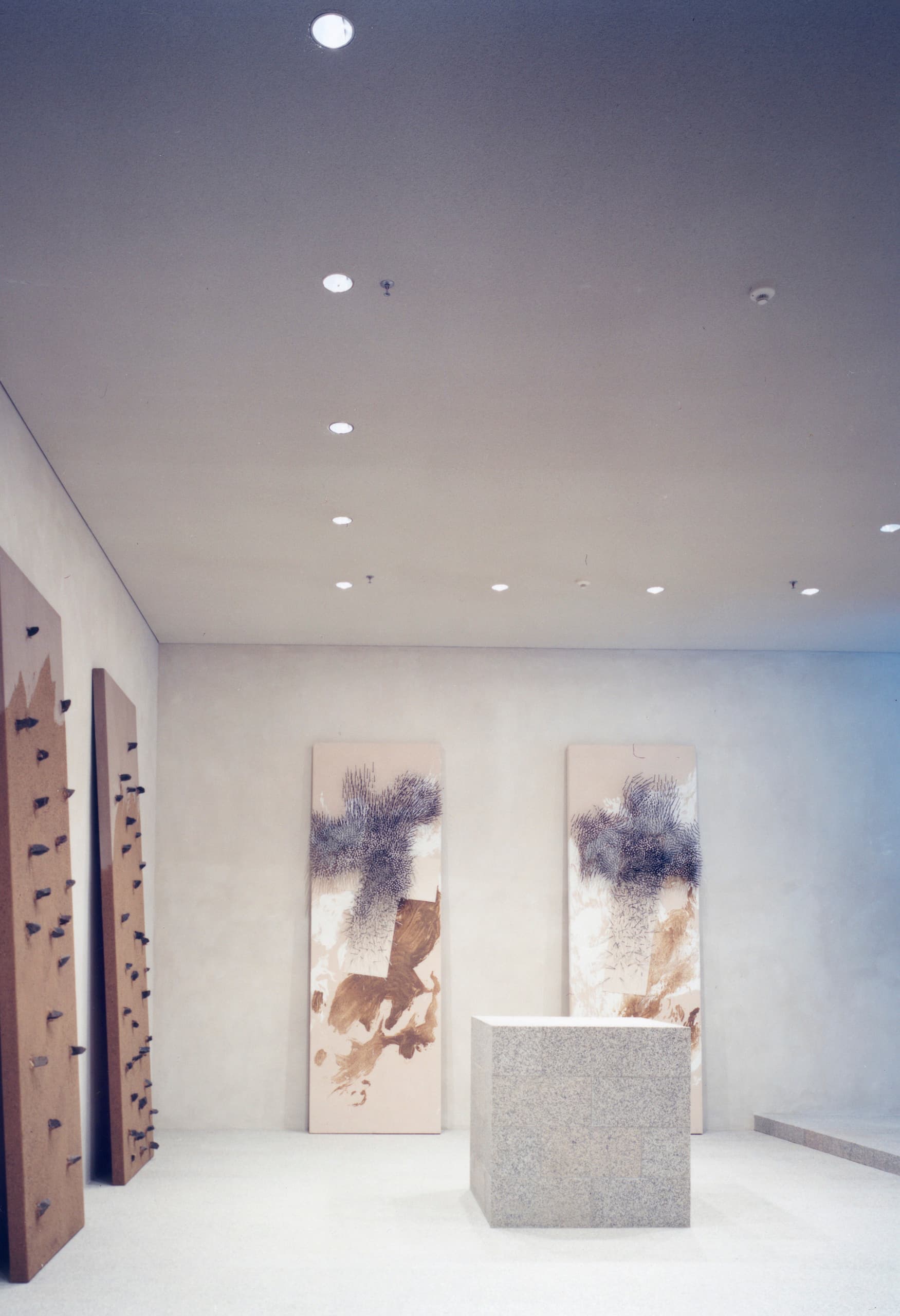 Innenraum des Reichstags mit Kunstwerken und ERCO Downlights für stimmungsvolle Beleuchtung.