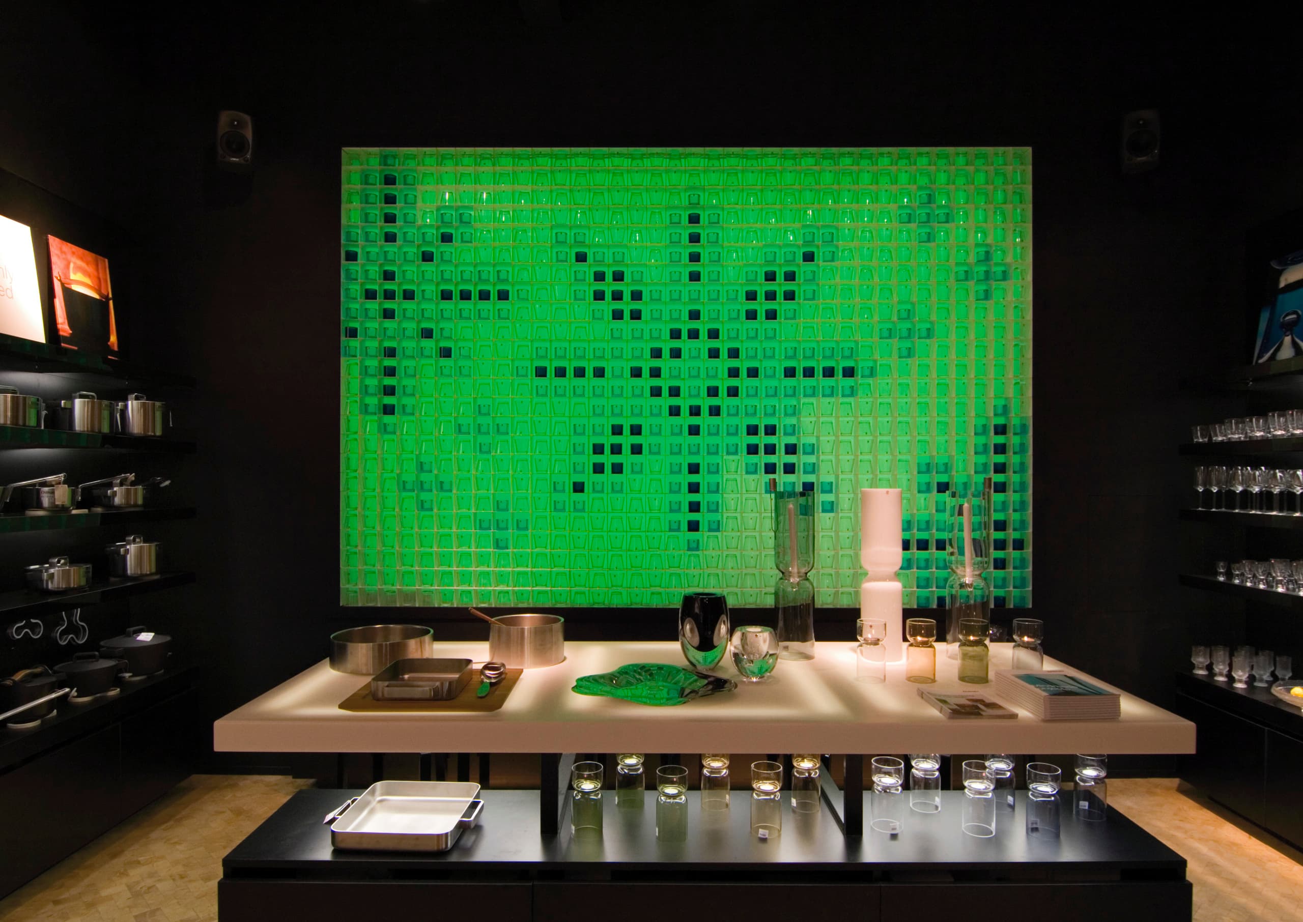 Iittala Flagship Store mit grüner Farbwirkung durch ERCO Licht.