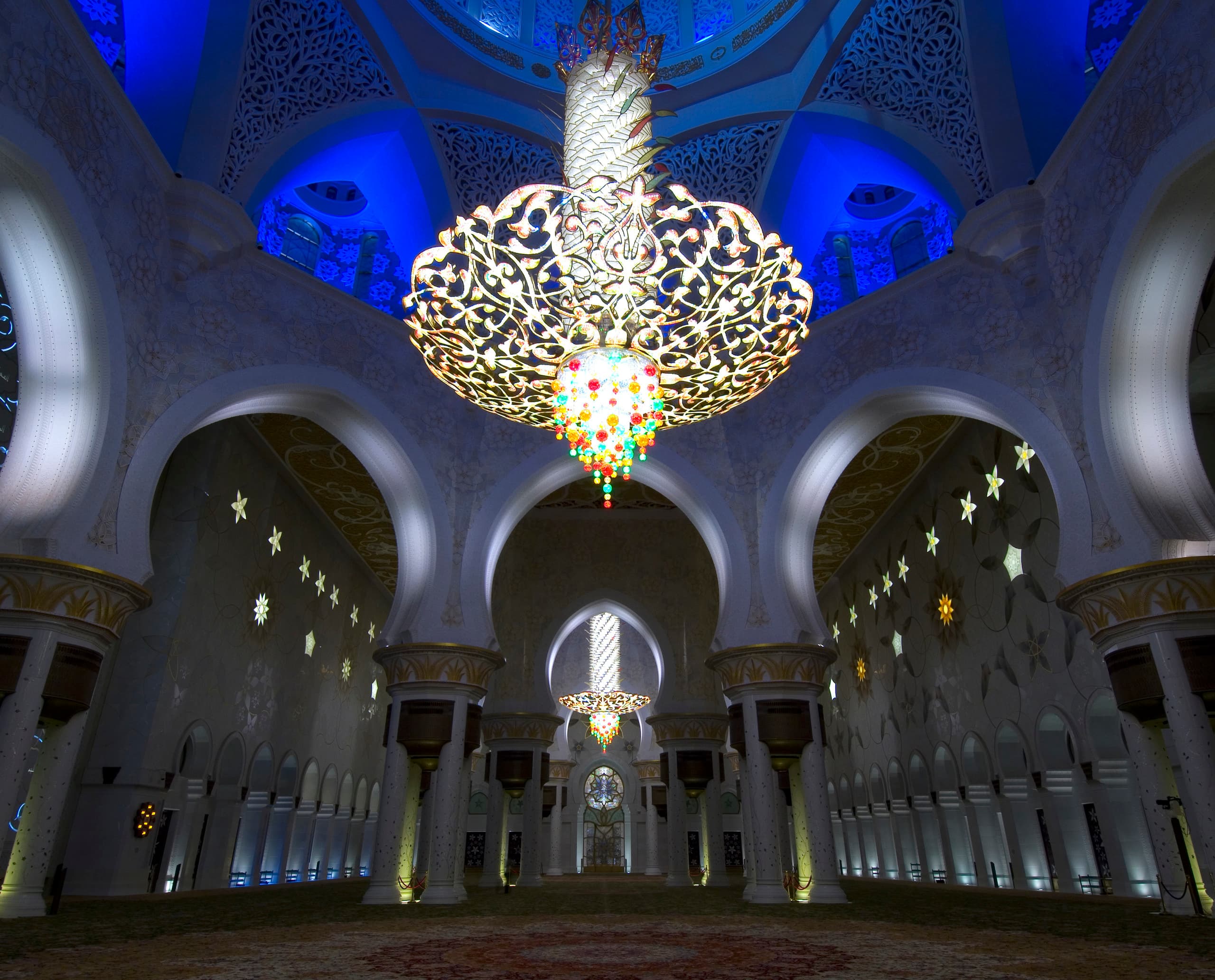 Sheikh Zayed Moschee Innenraum mit dekorativem Kronleuchter und ERCO Beleuchtung.