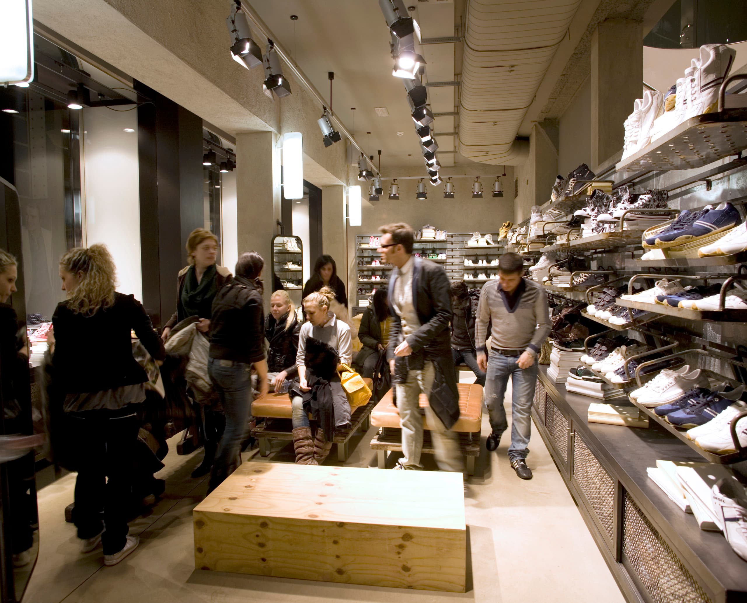 Diesel Flagship Store in Mailand mit ERCO LED-Beleuchtung für moderne Shopgestaltung.