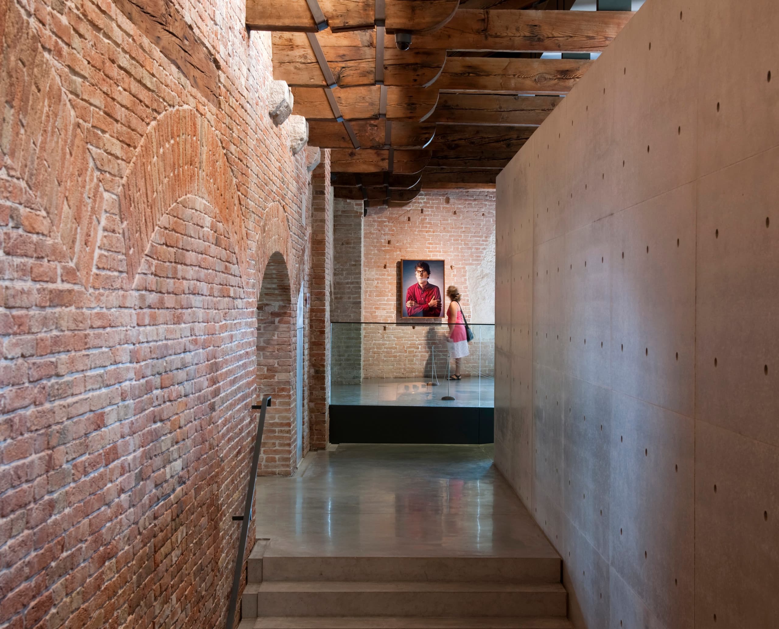 Innenansicht der Punta della Dogana mit ERCO Beleuchtung und Besucher.