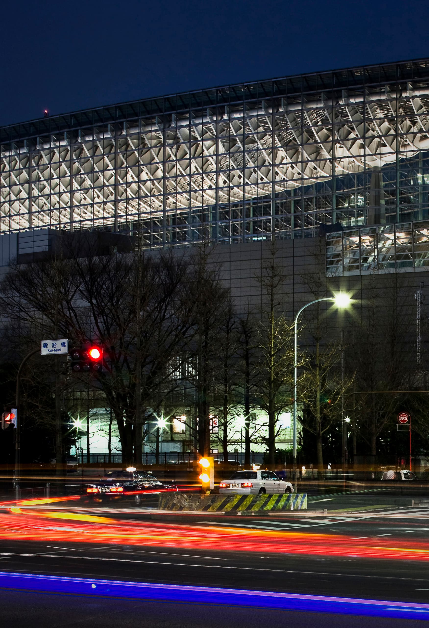 Beleuchtetes Tokyo International Forum bei Nacht, energieeffiziente LED-Beleuchtung.