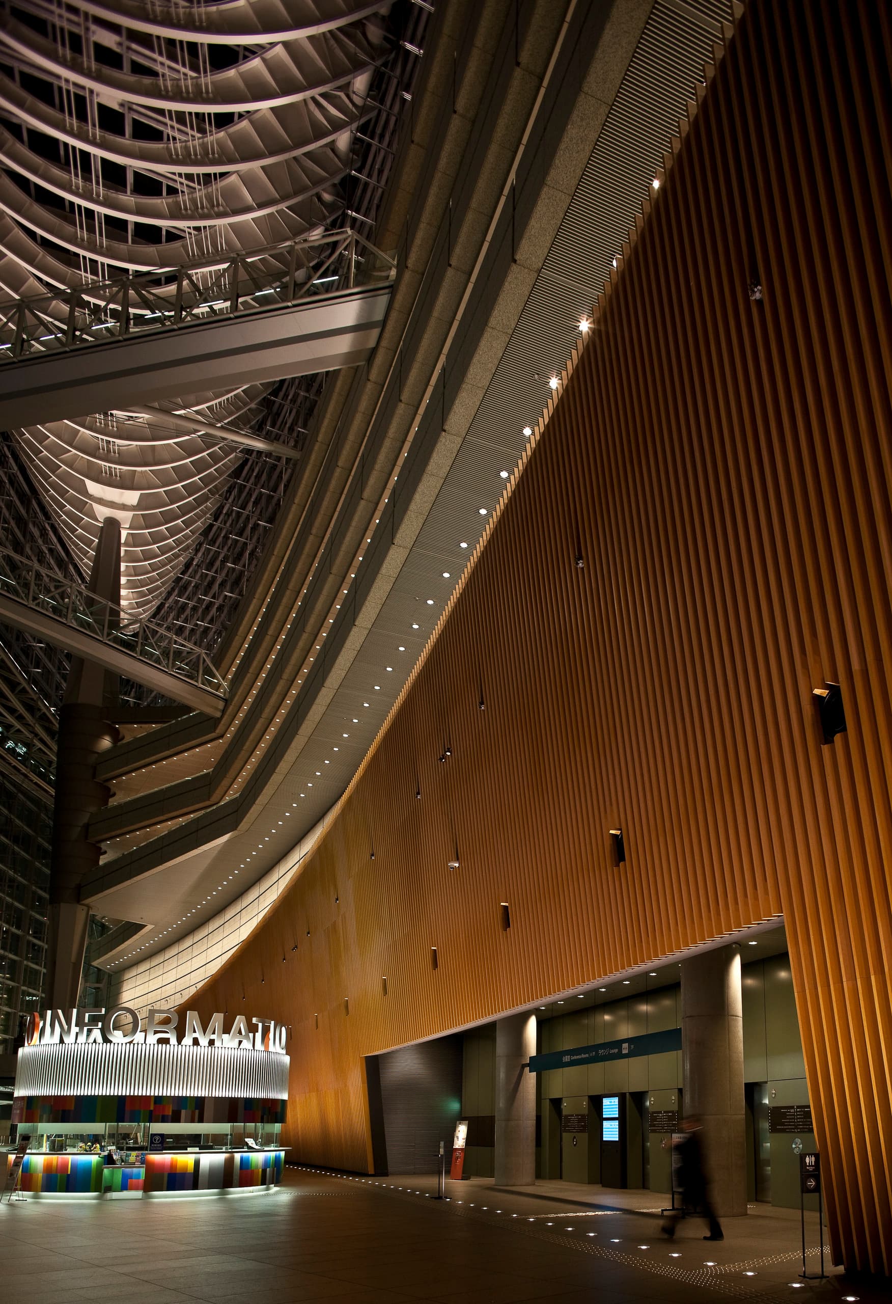 Beleuchtung im Tokyo International Forum: Energieeffiziente LED-Lösungen für verbesserte Lichtqualität und Design.