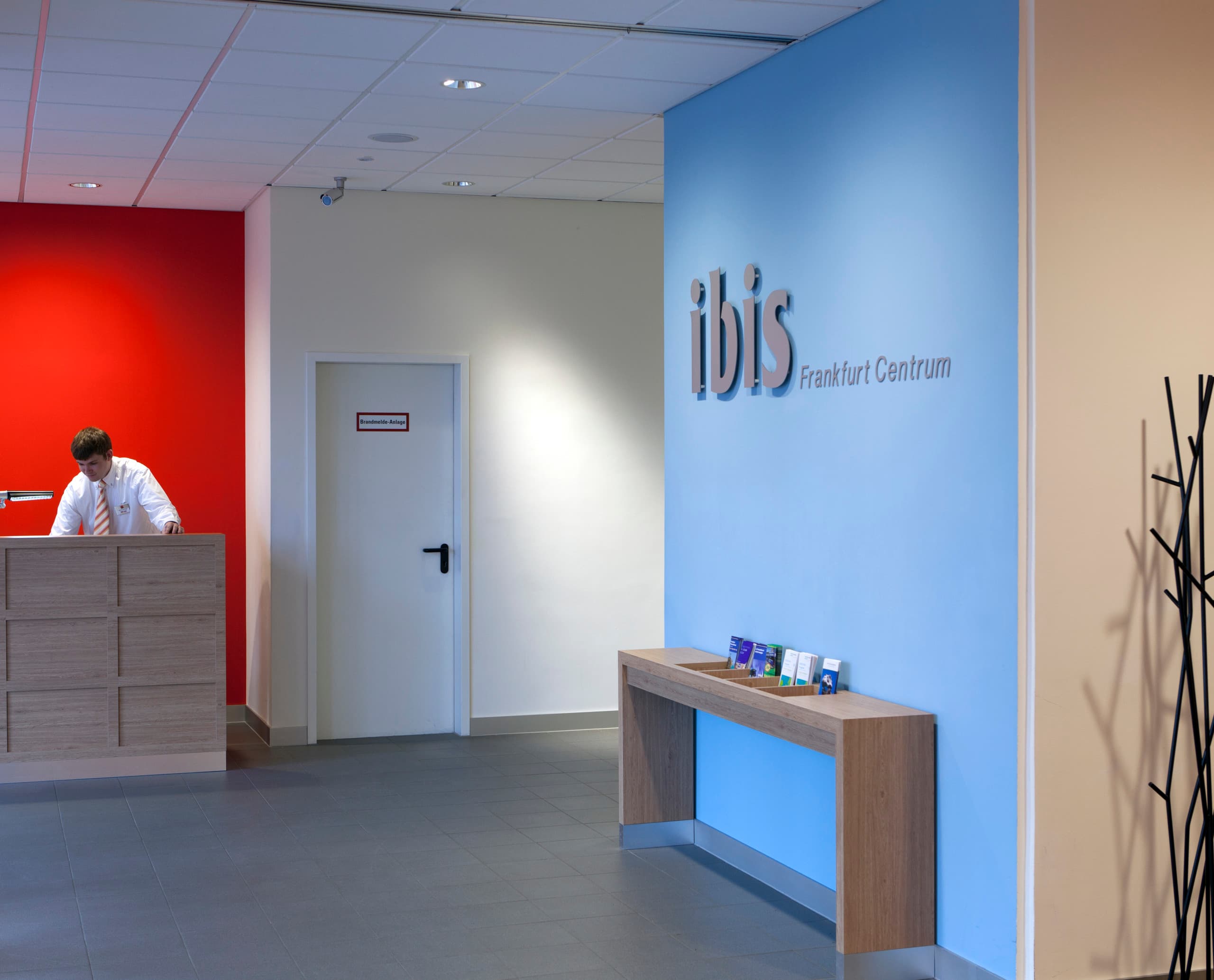 Ibis Hotel Frankfurt Lobby mit LED-Beleuchtung für effizientes Lichtdesign.